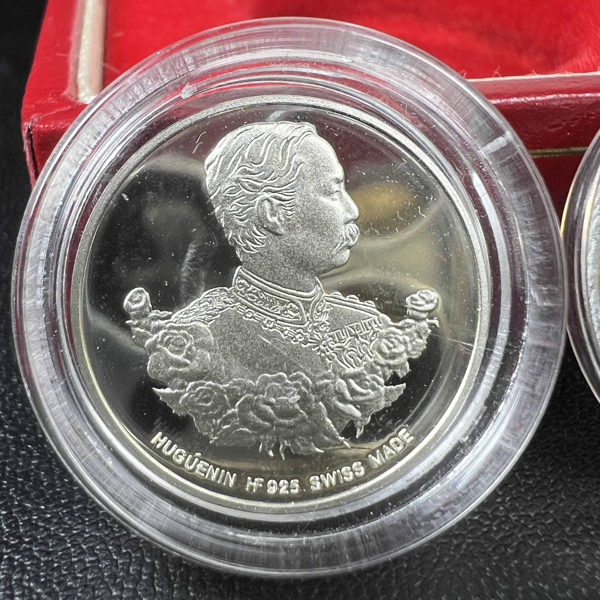 เหรียญพระพุทธโสธร-สมเด็จพระปิยมหาราช รุ่นกาญจนาภิเษก วัดสุทัศน์เทพวราราม ปี2538 ครบชุดสามกษัตริย์ 1 ชุดมี 3 เนื้อ (เงินขัดเงา+กะไหล่ทองขัดเงา+ทองแดงบริสุทธิ์ขัดเงา) ขนาด 19 มม. ครบชุดพิมพ์เล็กหมายเลขเดียวกันพร้อมกล่องและใบรับรองเดิม(1ใน 1000 ชุด หายากมาก)