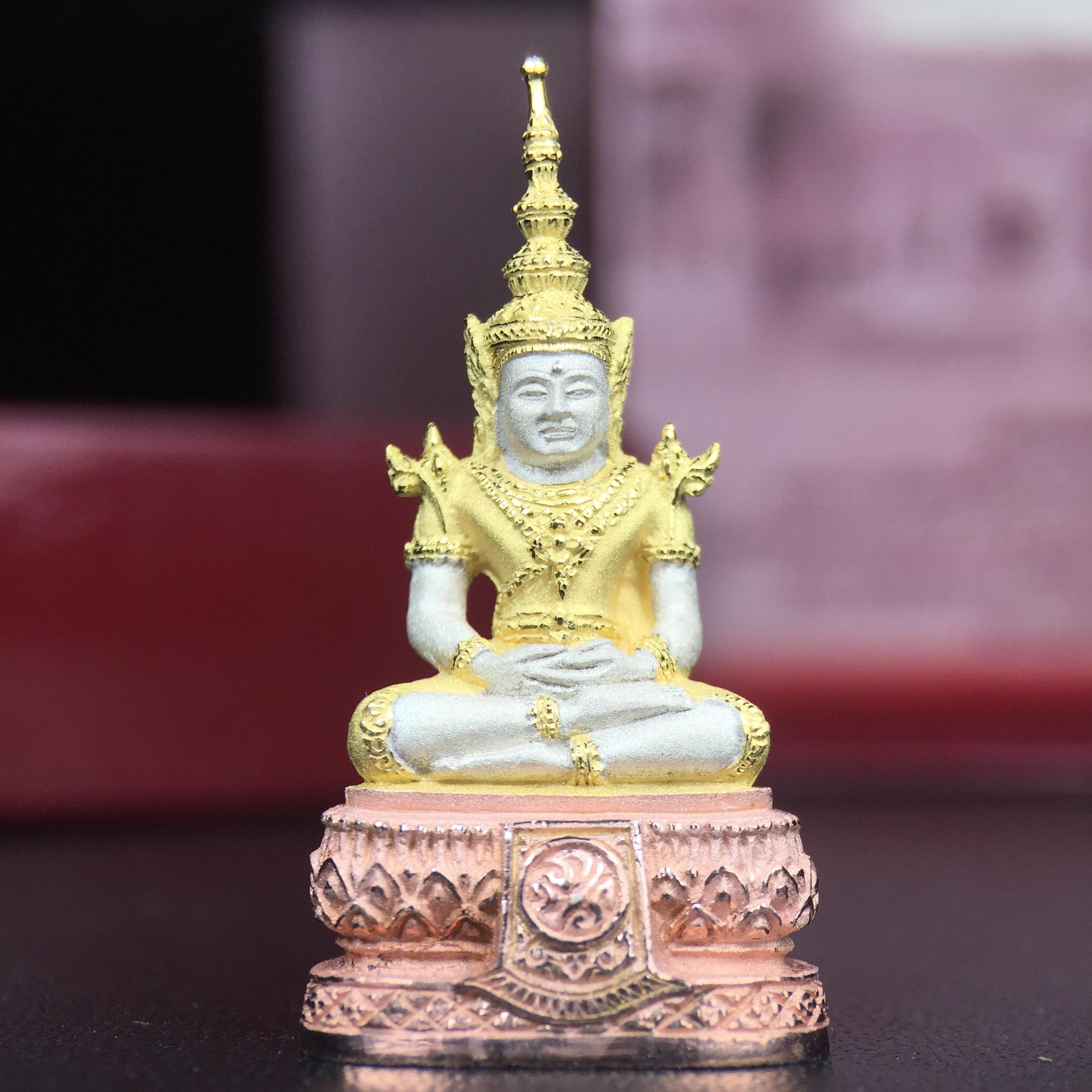 พระแก้วมรกต ภปร.(รุ่นแรก) ปี2545 จัดสร้างในมหาวโรกาส พระบาทสมเด็จพระเจ้าอยู่หัวรัชกาลที่ 9 ครบรอบ 75 พรรษา และฉลองกรุงรัตนโกสินทร์ครบ 220 ปี พิมพ์ลอยองค์ใหญ่ เนื้อเงินบริสุทธิ์ 92.5%(สามกษัตริย์) ขนาด 19*35 มม. พร้อมกล่อง สวยครบสมบูรณ์(องค์หมายเลข 2369)