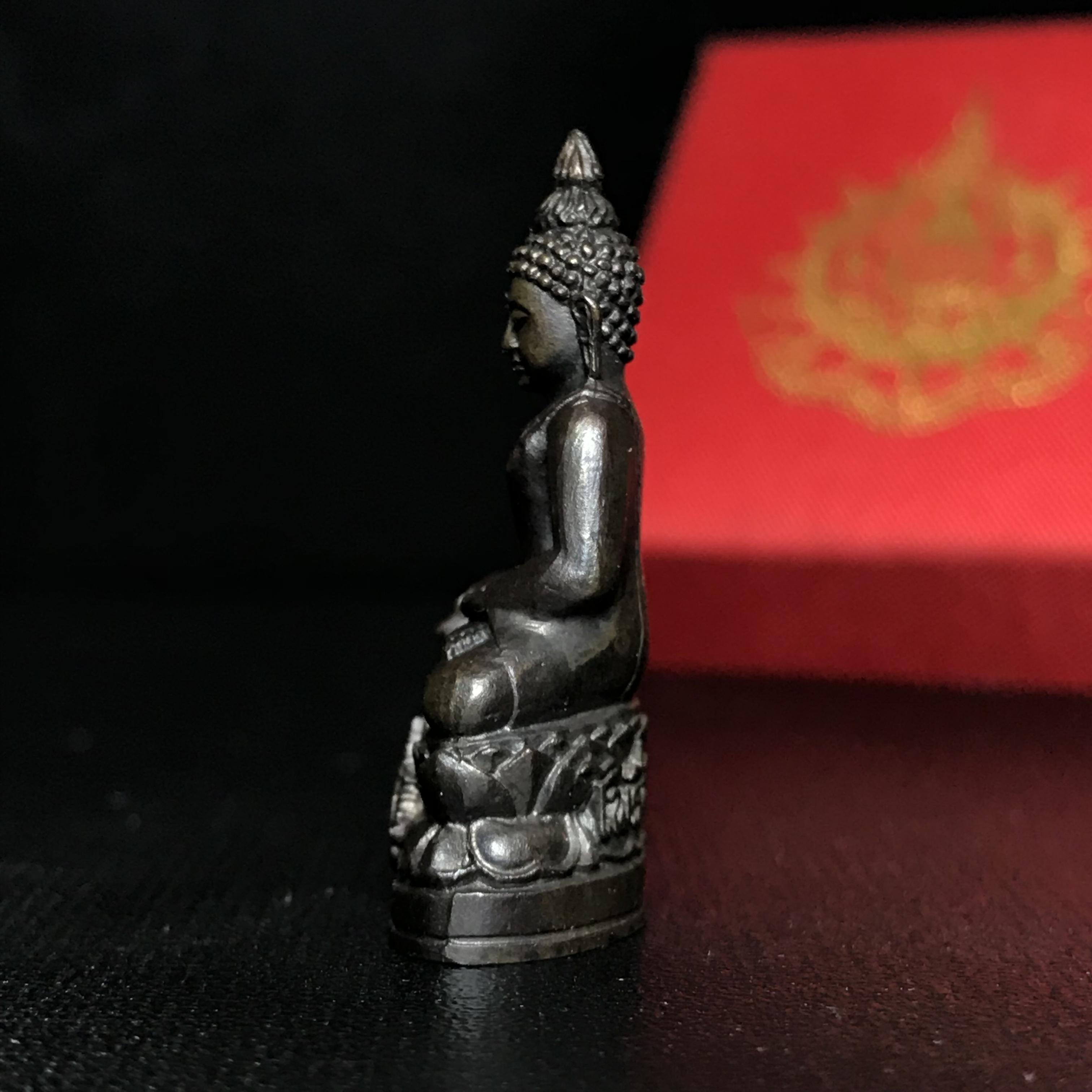 พระกริ่งไพรีพินาศ เฉลิมพระเกียรติ พระบาทสมเด็จพระเจ้าอยู่หัวรัชกาลที่9 พระชนมพรรษา 6 รอบ ปี2542เนื้อนวโลหะผสมทองคำ(บรรจุเหล็กไหล)ดีนอก-ดีใน