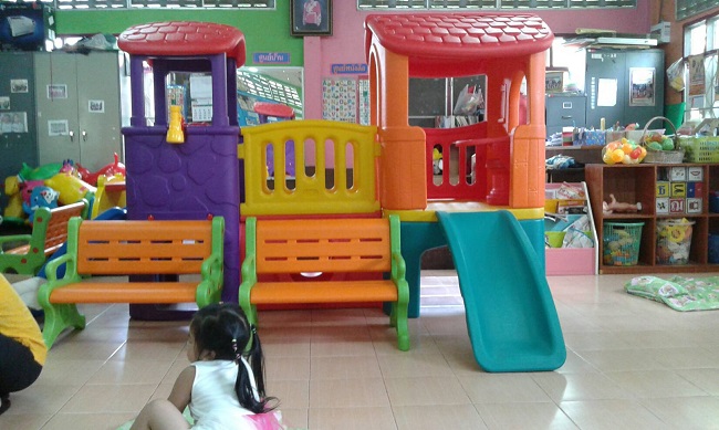 บ้านน้อย 2 ชั้น พร้อมเก้าอี้สนาม