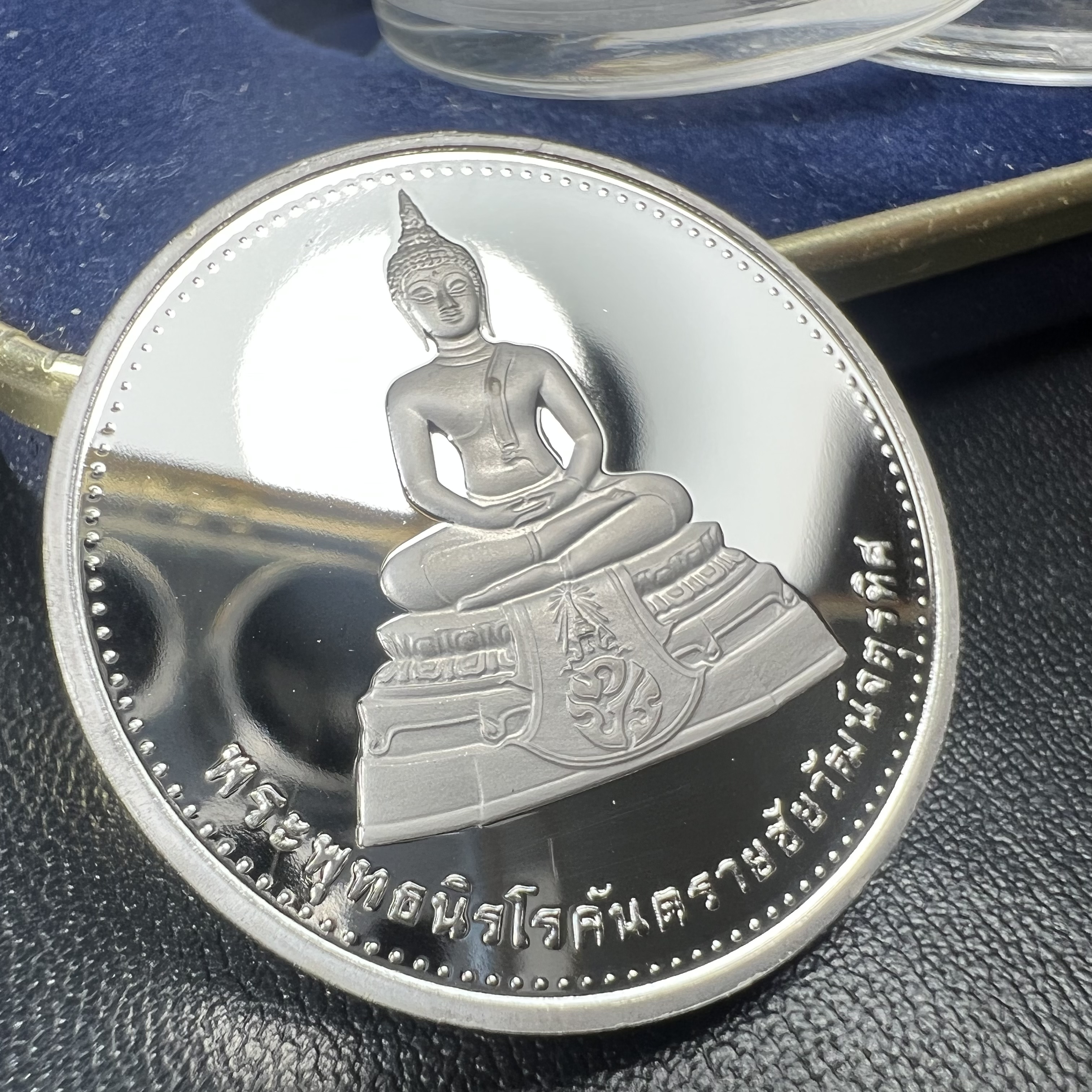 เหรียญพระพุทธนิรโรคันตรายชัยวัฒน์จตุรทิศ ภปร. วัดมงคลชัยพัฒนา จ.สระบุรี ปี2539 จัดสร้างโดย มูลนิธิชัยพัฒนา เนื้อเงินขัดเงา พิมพ์ใหญ่ ขนาด 3 ซม.มหาพุทธาภิเษก ณ.วัดพระศรีรัตนศาสดาราม(วัดพระแก้ว)ในพระบรมมหาราชวัง พ.ศ.2539พร้อมกล่องบรรจุเดิม สภาพสวย