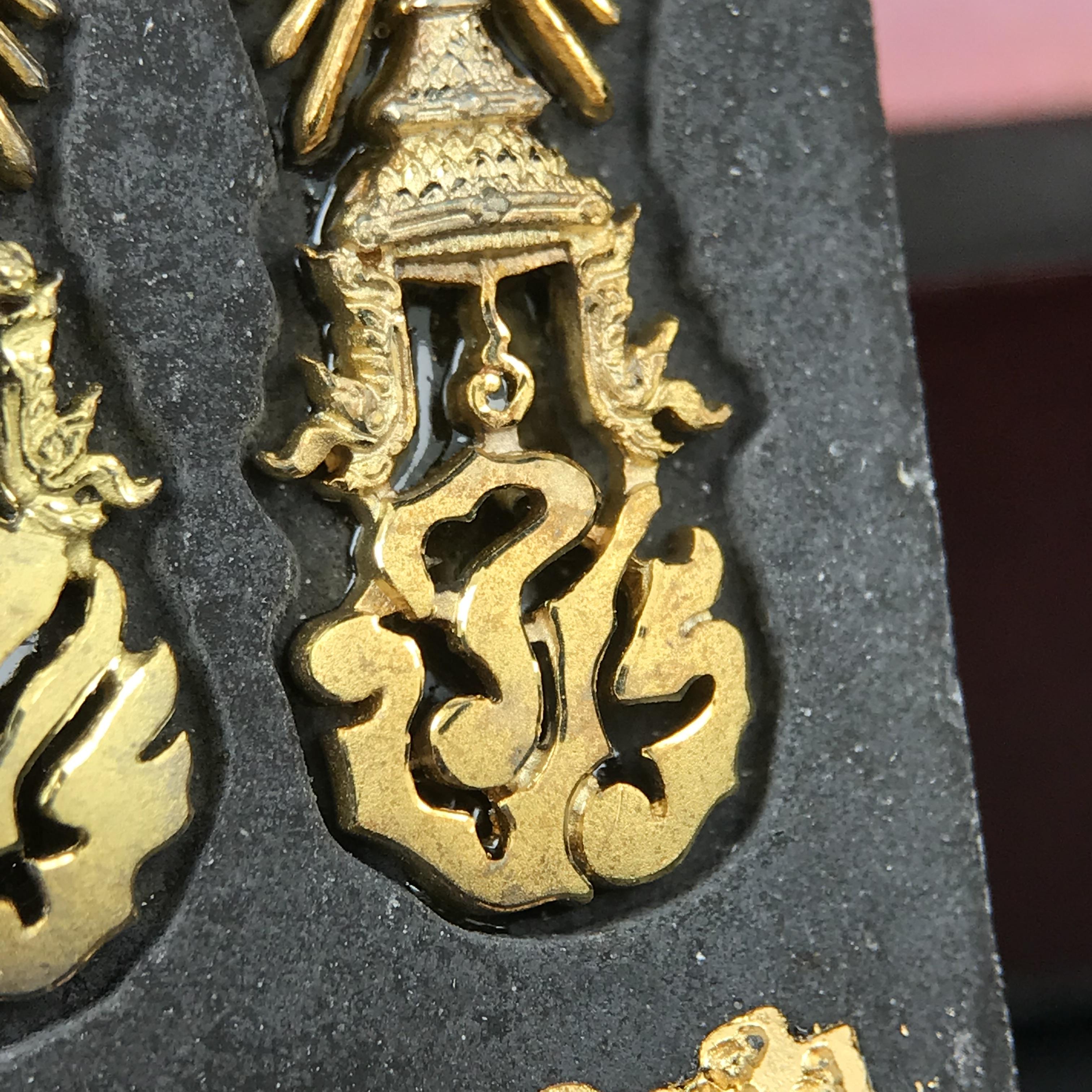 พระนิรันตรายสองกษัตริย์ มหาพุทธานุภาพแห่งแผ่นดิน ปี 2552 "พระผู้ปกป้องคุ้มครองจากภัยอันตรายทั้งปวง" พระผงพิมพ์สมเด็จหน้าปัดทอง สีดำด้านหลังฝังโลหะเงินชุบทอง เชิญอักษรพระปรมาภิไธยสองกษัตริย์(จปร.และ วปร.) พร้อมกล่องบรรจุเดิม องค์หมายเลข ๒๘๐