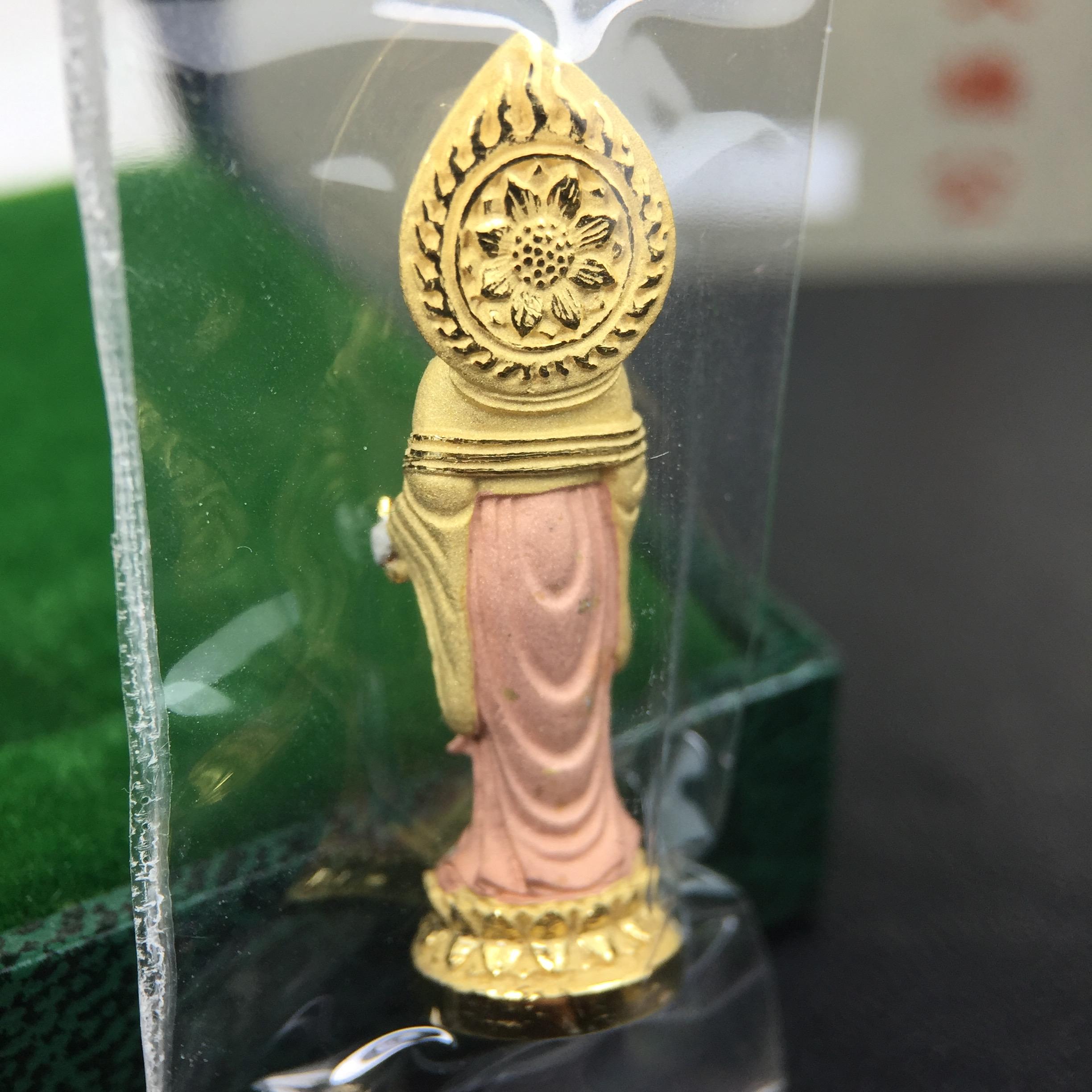 พระโพธิสัตว์อวโลกิเตศวร(เจ้าแม่กวนอิม)รุ่นฉลองปีกาญจนาภิเษก ปี2540 เนื้อเงินบริสุทธิ์ 99.9%(ชุบ3กษัตริย์) เทศบาลนครหาดใหญ่จัดสร้างถวายเฉลิมพระเกียรติพระบาทสมเด็จพระเจ้าอยู่หัวทรงครองสิริราชสมบัติครบ 50 ปี(สภาพซีนซองเดิมกล่องบรรจุการ์ดใบรับรองเดิมครบ)หายาก