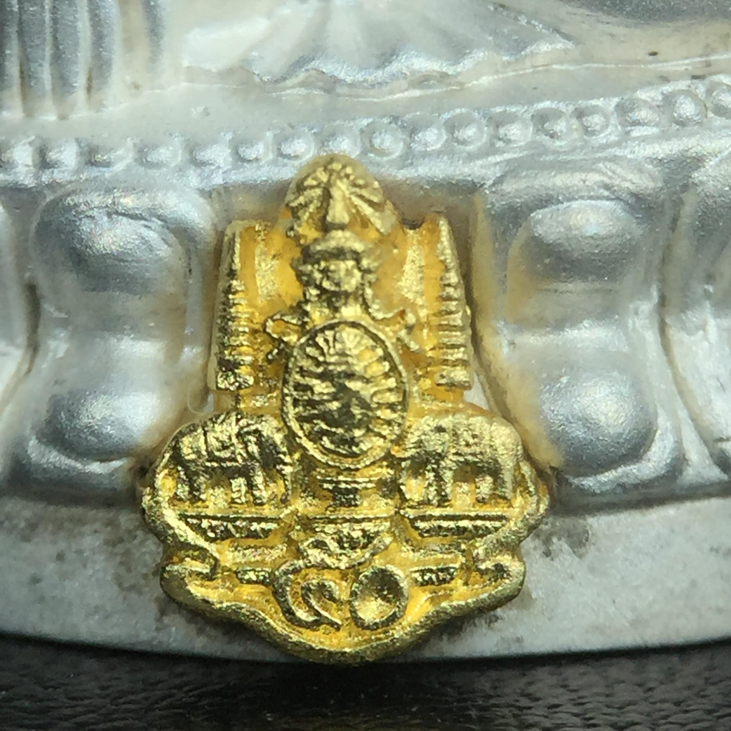 พระกริ่งสมเด็จญาณ วัดบวรนิเวศวิหาร เนื้อเงินบริสุทธิ์ 92.5% ตรากาญจนาภิเษกทองคำ(เนื้อทองคำแท้) พระราชทานแจกเมื่อ 3 ตุลาคม 2538 จัดสร้างในวโรกาส สมเด็จพระญาณสังวร สมเด็จพระสังฆราช ฉลองพระชนมายุครบ 82 พรรษา และฉลองครองราชสมบัติครบ 50 ปี รัชกาลที่ 9(หายาก)