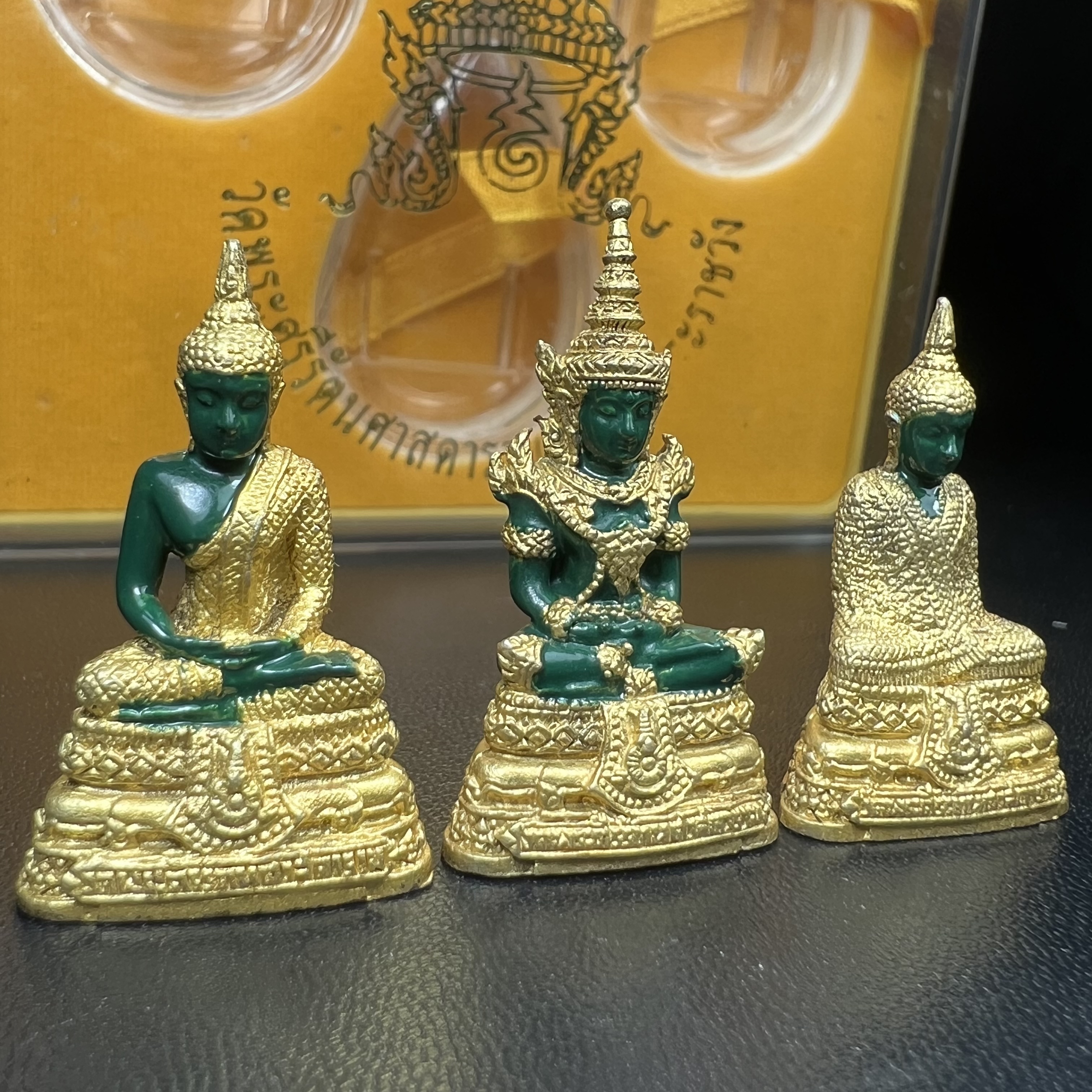 พระพุทธมหามณีรัตนปฏิมากร(พระแก้วมรกต) วัดพระศรีรัตนศาสดาราม สำนักพระราชวัง จัดสร้าง ชุด3 ฤดู ร้อน ฝน หนาว(บรรจุมวลสารใต้ฐาน)