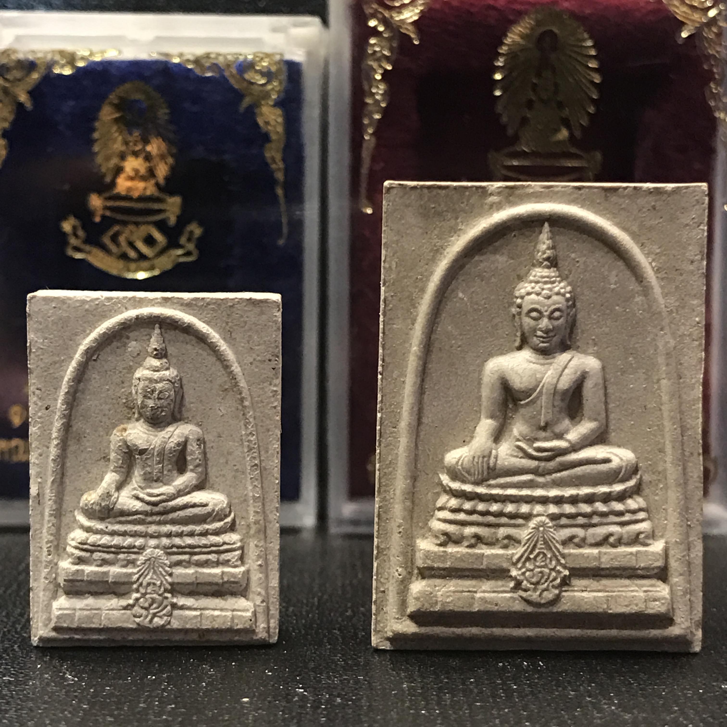 พระพุทธชินสีห์ ภปร ทันโตเสฏโฐ ปี 2533 พิมพ์ใหญ่+พิมพ์เล็ก(วัตถุมงคลหนึ่งเดียวที่มีผงฟันในหลวงรัชกาลที่9 พระราชทานให้จัดสร้าง)