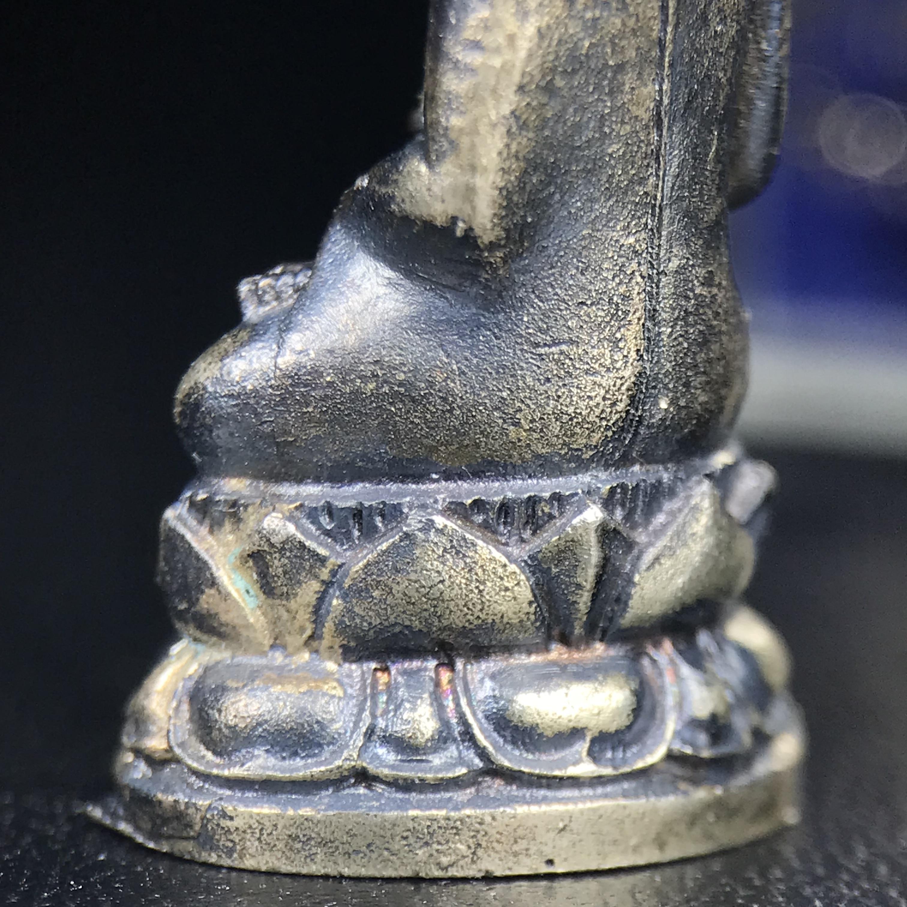 พระกริ่งไพรีพินาศ ภปร. รุ่นแรกของประเทศไทย วัดปทุมวนาราม ปี 2535 เนื้อเงิน(ผิวเดิม ผิวขึ้นรุ้งทั่วองค์ สวย งดงาม)(เข้มขลังทรงอานุภาพยิ่งใหญ่ กำราบศัตรูพ่ายสิ้น) ขนาดสูง 3 ซม. พร้อมกล่องบรรจุเดิมครบสมบูรณ์ (ในหลวงรัชกาลที่9เสด็จเททอง)(1ใน3000องค์)นิยมหายาก