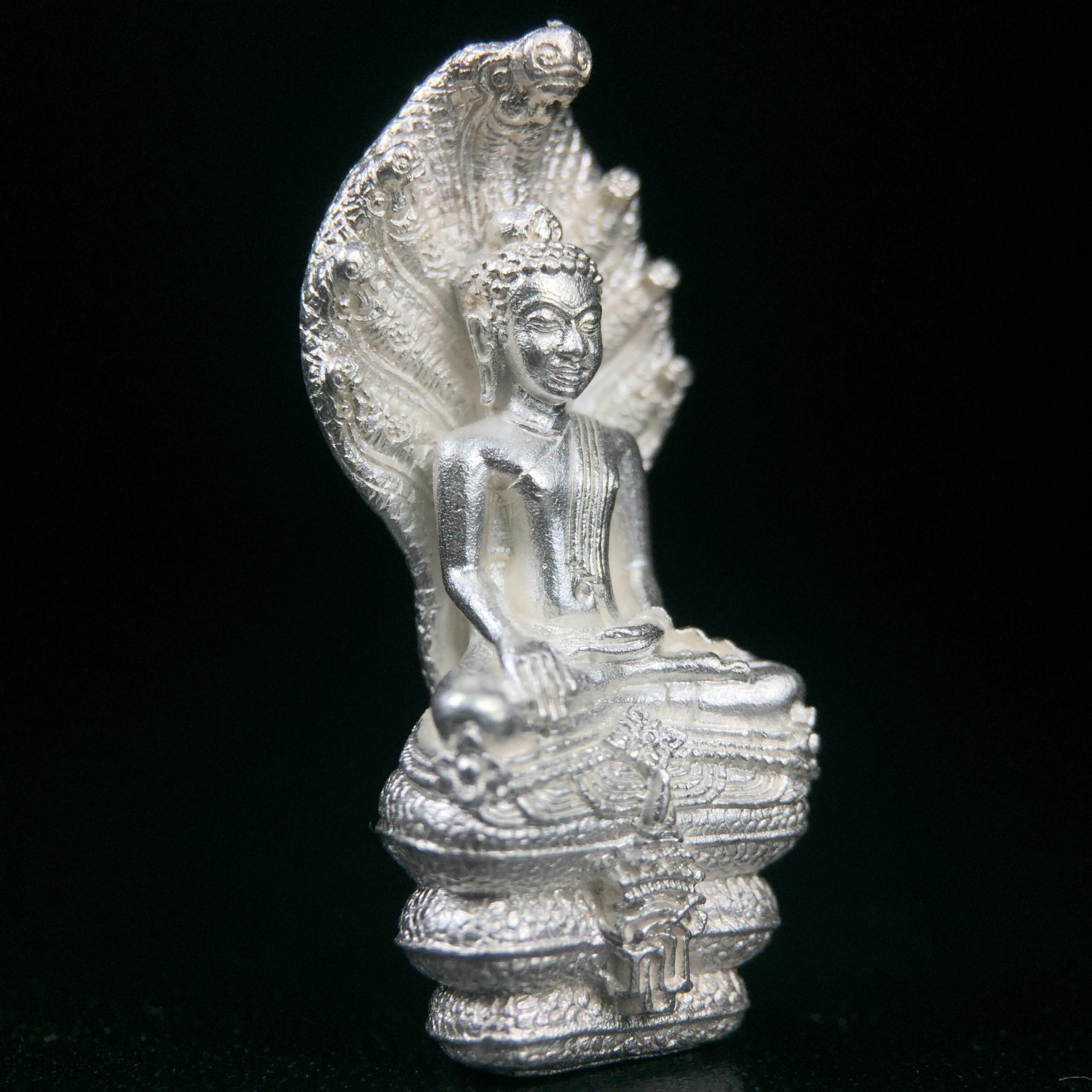 พระพุทธรูปนาคปรกปางมารวิชัย สธ. เนื่องวโรกาสสมเด็จพระเทพรัตนราชสุดาฯ ทรงเจริญพระชนมายุครบ 3 รอบ ปี2534 พิธีพุทธาภิเษก ณ วัดบวรนิเวศวิหาร โดยมีสมเด็จพระญาณสังวร สมเด็จพระสังฆราชเป็นองค์ประธาน(พิธีใหญ่ มวลสารดี พุทธศิลป์งดงาม)พระกริ่งเนื้อเงินพบเจอน้อยหายาก