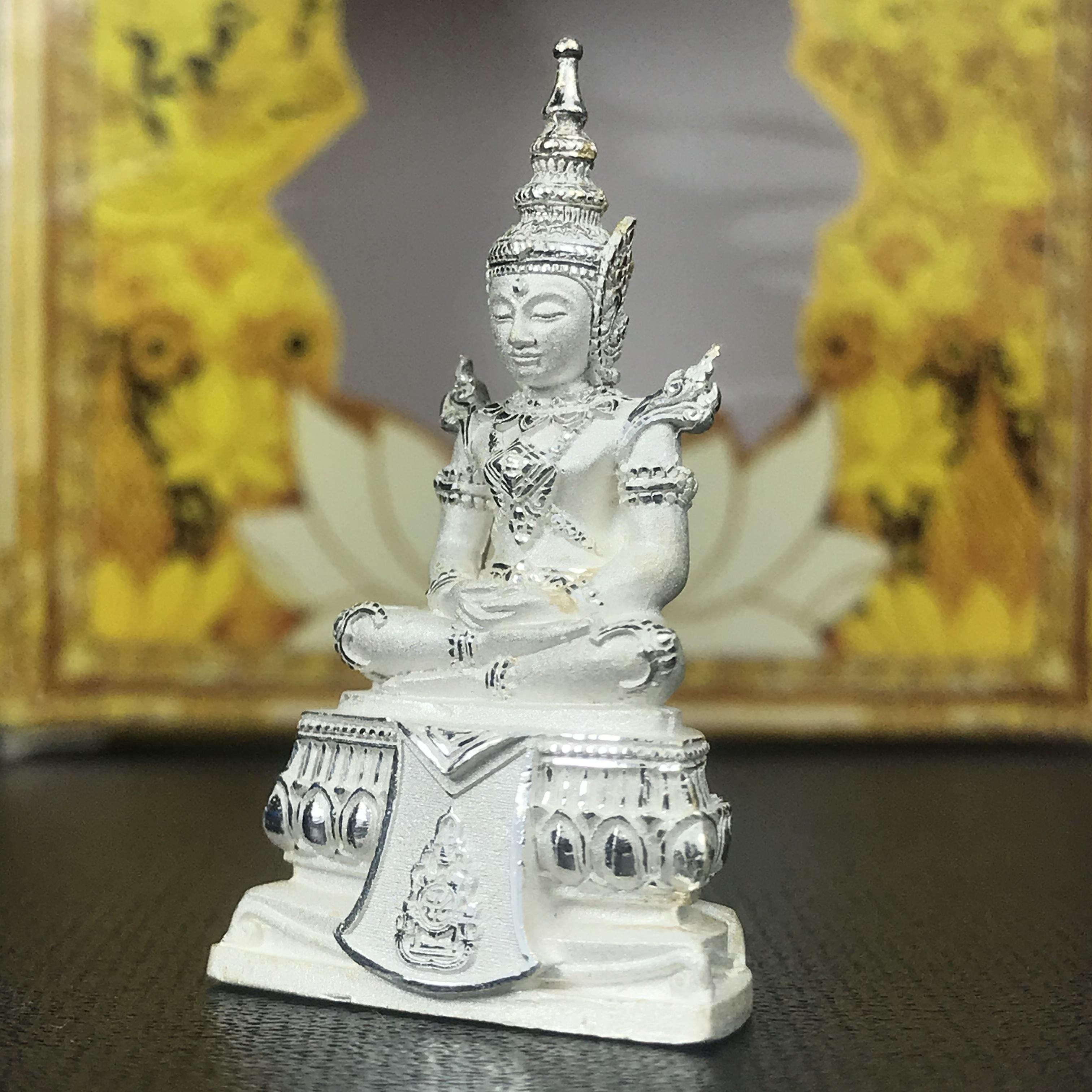 พระแก้วมรกต(จำลอง)ลอยองค์ ขนาดหน้าตัก 1/2 นิ้ว ทรงเครื่องฤดูร้อน เนื้อเงิน ตราสัญลักษณ์ฉลองสิริราชสมบัติ ครบ 60 ปี พ.ศ.2549(สภาพสวย ครบ สมบูรณ์))