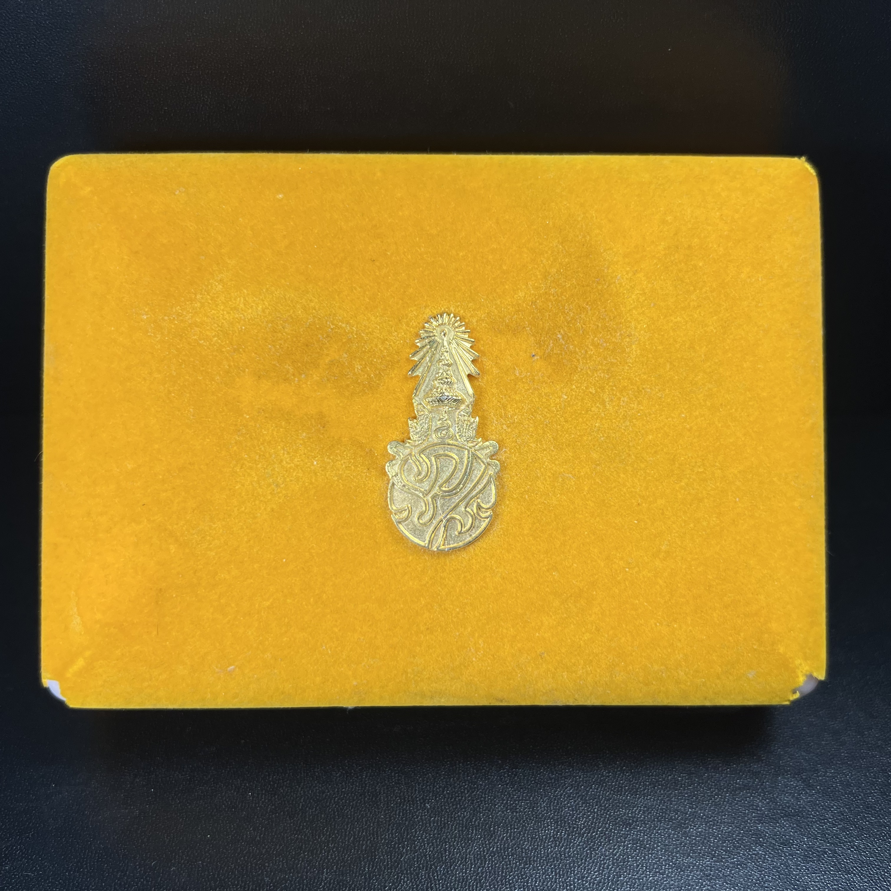 พระหลวงปู่ทวด ภปร.ปี2547 (เนื้อพิเศษกรรมการ)ทรงกลีบบัวและทรงกลีบขนุน เนื้อผงสมเด็จฯ(โรยผงตะไบ ชนวนเก่า) พร้อมเหรียญพระพุทธสิหธรรมมงคล ภปร. ทรงหยดน้ำ เนื้อเงินแท้ กล่องบรรจุเดิมครบ(1ชุด 3 องค์)(หายาก)