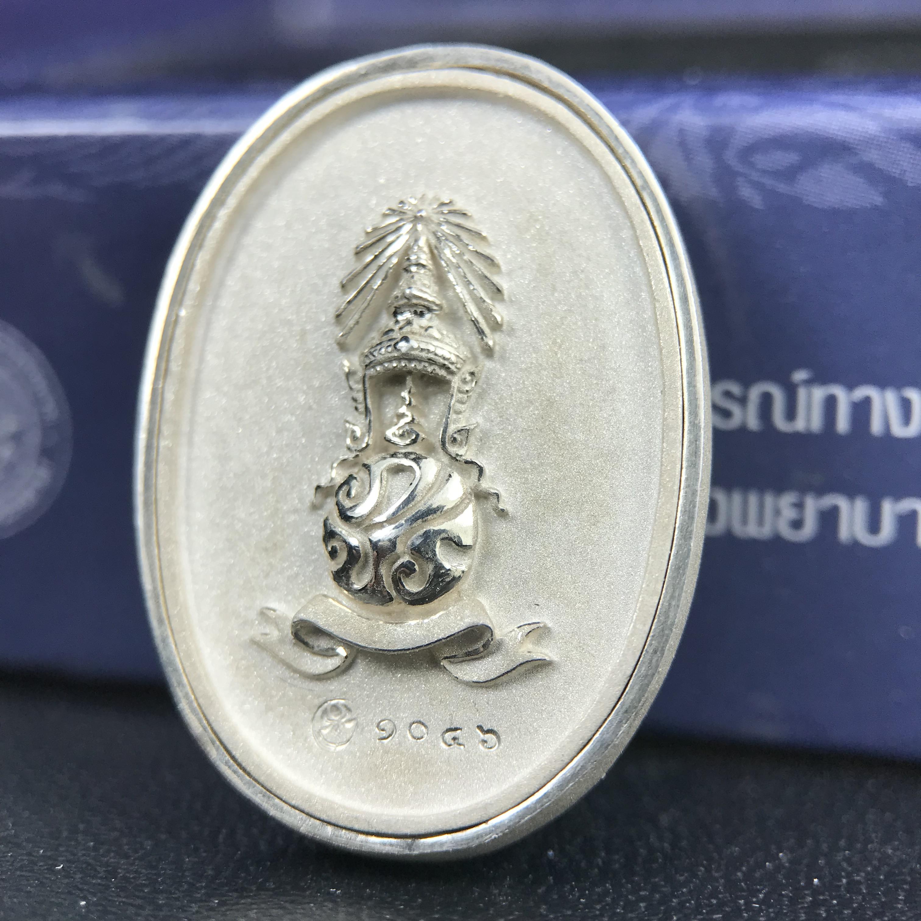 พระแก้วมรกต ภปร. ปี 2547 จัดสร้างโดยโรงพยาบาลภูมิพลอดุลยเดช เนื้อเงิน (3 กษัตริย์) เหรียญทรงกลมรี ขนาด 20*28 มม.พิธีมหามังคาภิเษก ณ พระอุโบสถวัดพระศรีรัตนศาสดาราม(วัดพระแก้ว) งดงามทรงคุณค่าอีกหนึ่งรุ่นยอดนิยม หายาก(องค์หมายเลข ๑๐๔๖)