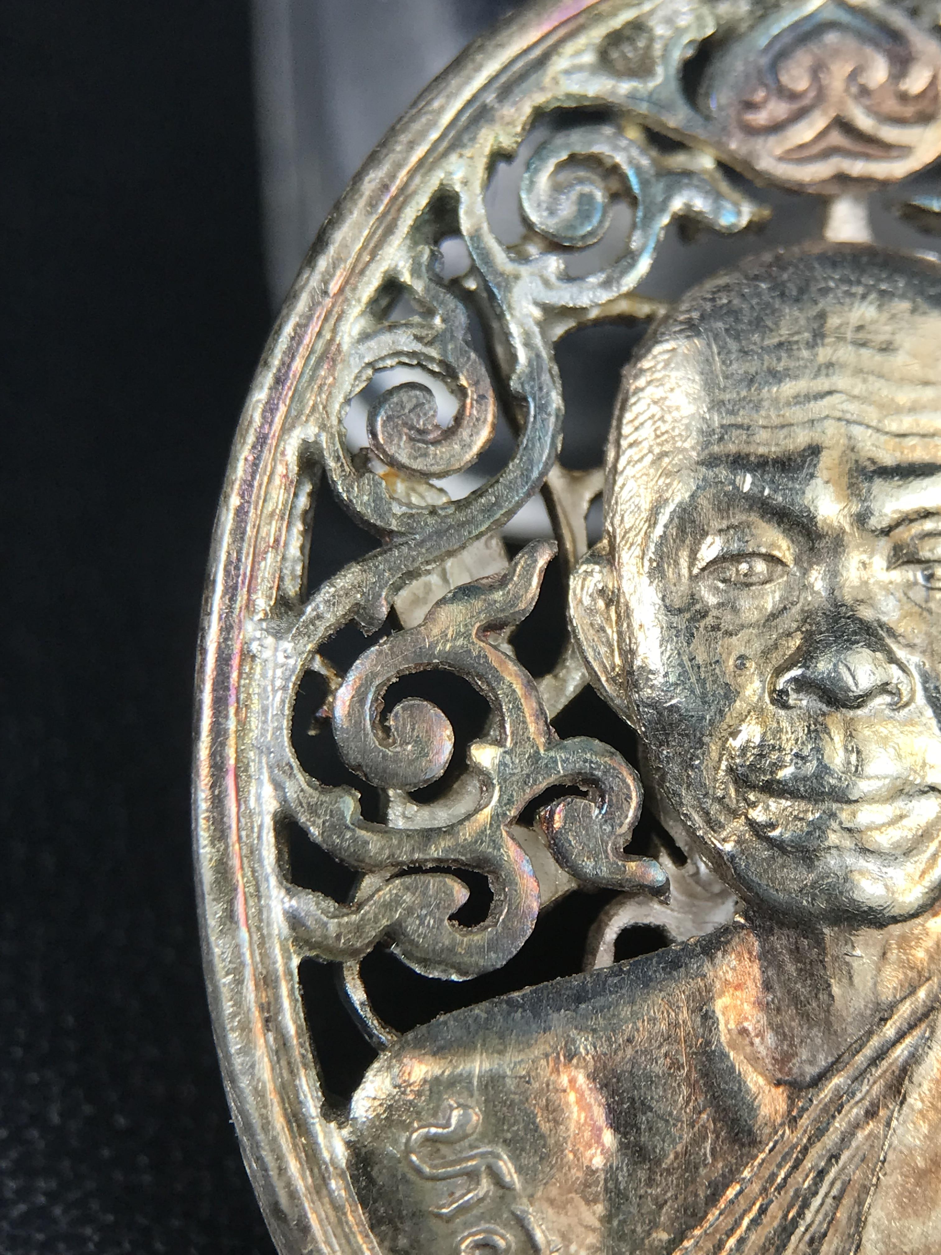 เหรียญหลวงพ่อคูณ ปริสุทโธ วัดบ้านไร่ รุ่น สก. ปี 2536 พิมพ์ลายฉลุ เนื้อเงิน(ผิวเดิมรุ้งสวยมาก) งานมหามงคลเฉลิมพระชนมพรรษา 5 รอบ สมเด็จพระบรมราชินีนาถ จัดสร้างโดย กองพลทหารราบที่๒ ทหารเสือราชินี รักษาพระองค์ (พิธีใหญ่ ประวัติชัดเจน อีกหนึ่งรุ่นยอดนิยม)