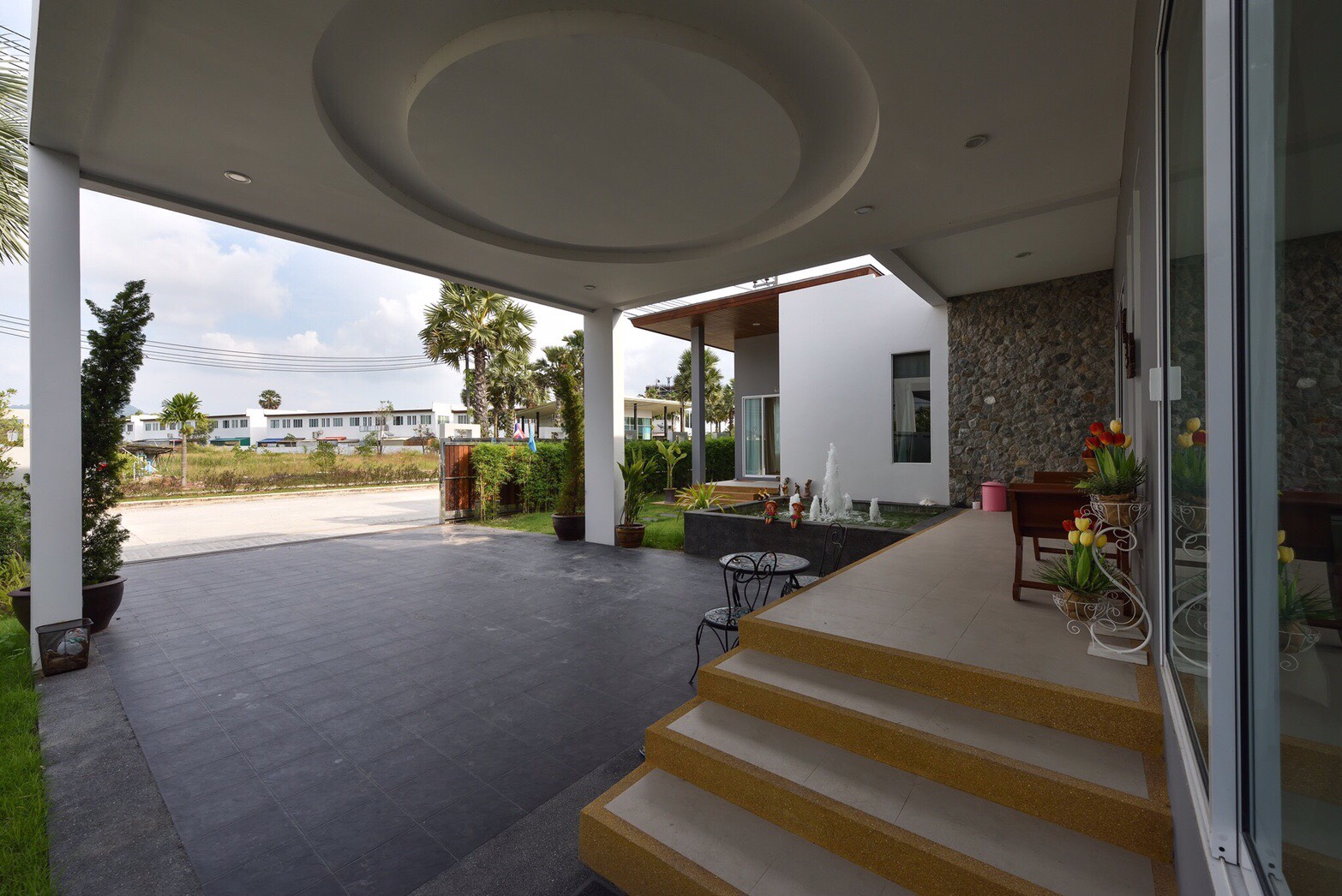 For Sales/Rent : 4 bed room private poool villa tropical modern style locate in Bandon-Cherntalay road.