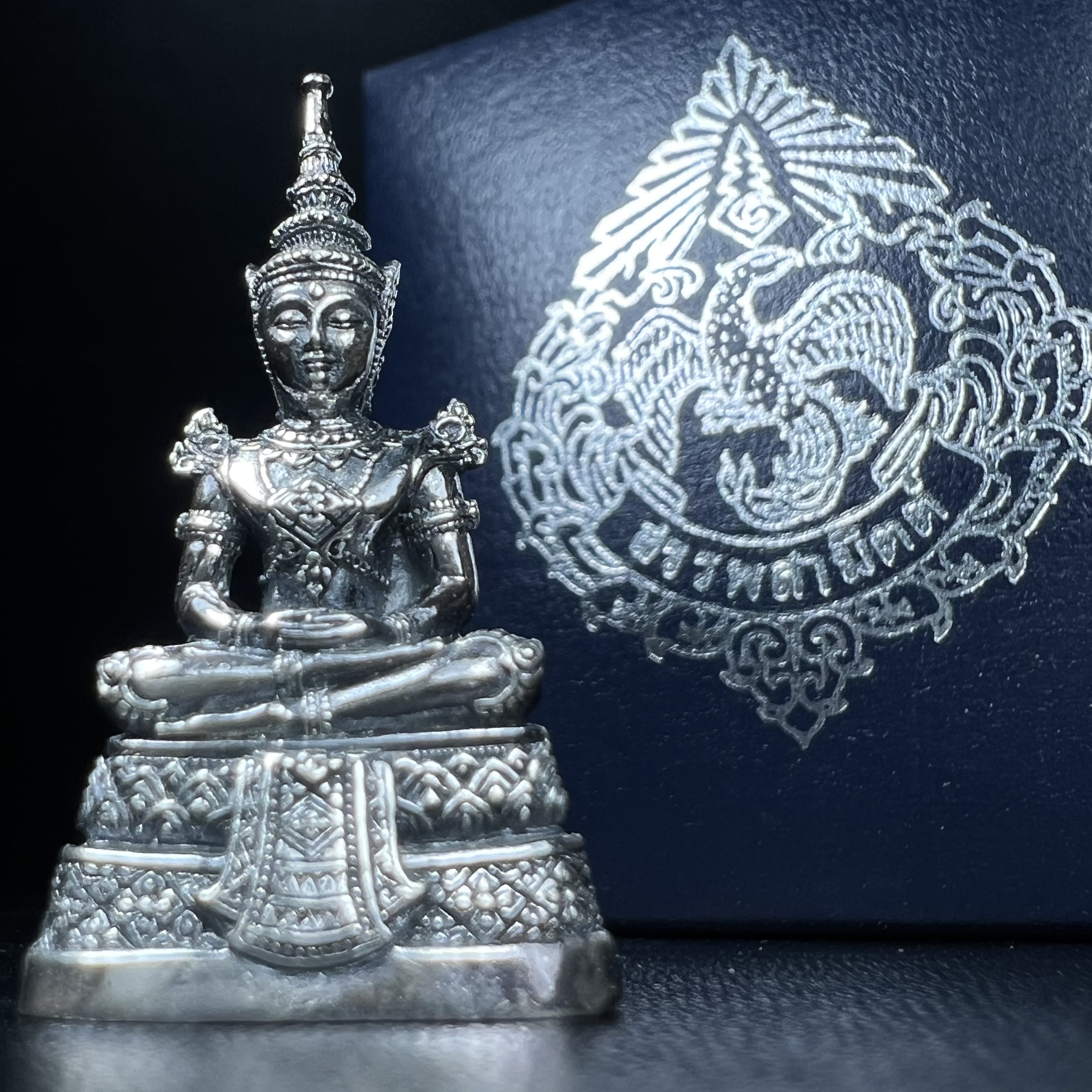 พระแก้วมรกต กรมสรรพสามิตจัดสร้างขึ้นเนื่องในโอกาสครบรอบ 64 ปีของกรมสรรพสามิต และเนื่องในวโรกาสที่พระบาทสมเด็จพระเจ้าอยู่หัวทรงครองราชย์ครบ 50 ปีในปีกาญจนาภิเษก เมื่อ พ.ศ.2539 เนื้อเงินรมดำขัดเงาพร้อมกล่องบรรจุเดิม