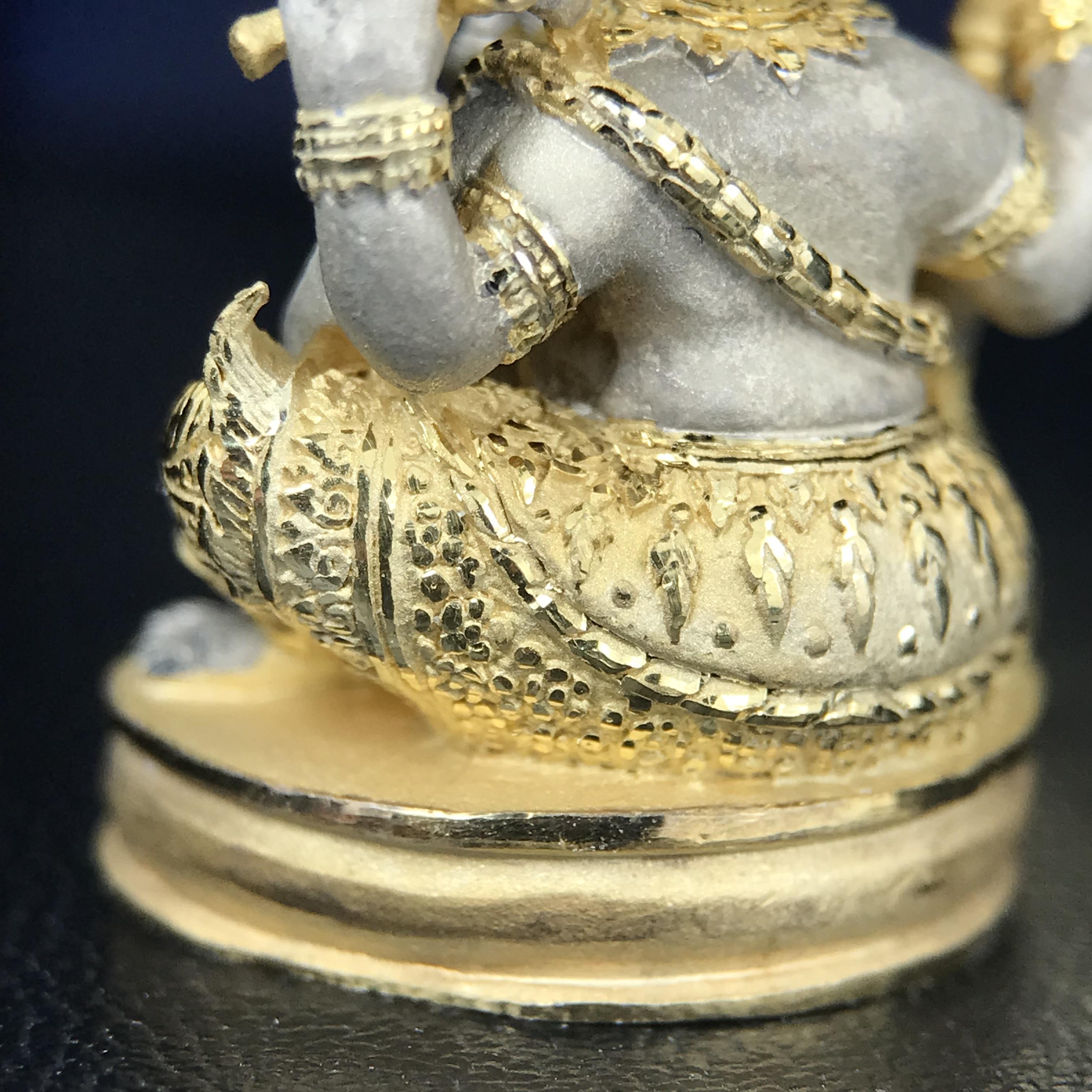 พระพิฆเนศ เทวสถานโบสถ์พราหมณ์ ปี 2539 รูปหล่อลอยองค์พระพิฆเณศวร เนื้อเงินสามกษัตริย์ ฝังพลอยน้ำเงิน(พ่นทรายขัดเงาบางส่วน) พิมพ์ใหญ่ขนาดประมาณ 1.8 * 2.5 ซม. ผลิตโดย บ.แพรนด้า จิวเวลรี่( พิธีใหญ่ พุทธศิลป์งดงาม)อีกหนึ่งรุ่นยอดนิยม (1 ใน 4999 องค์)หายาก