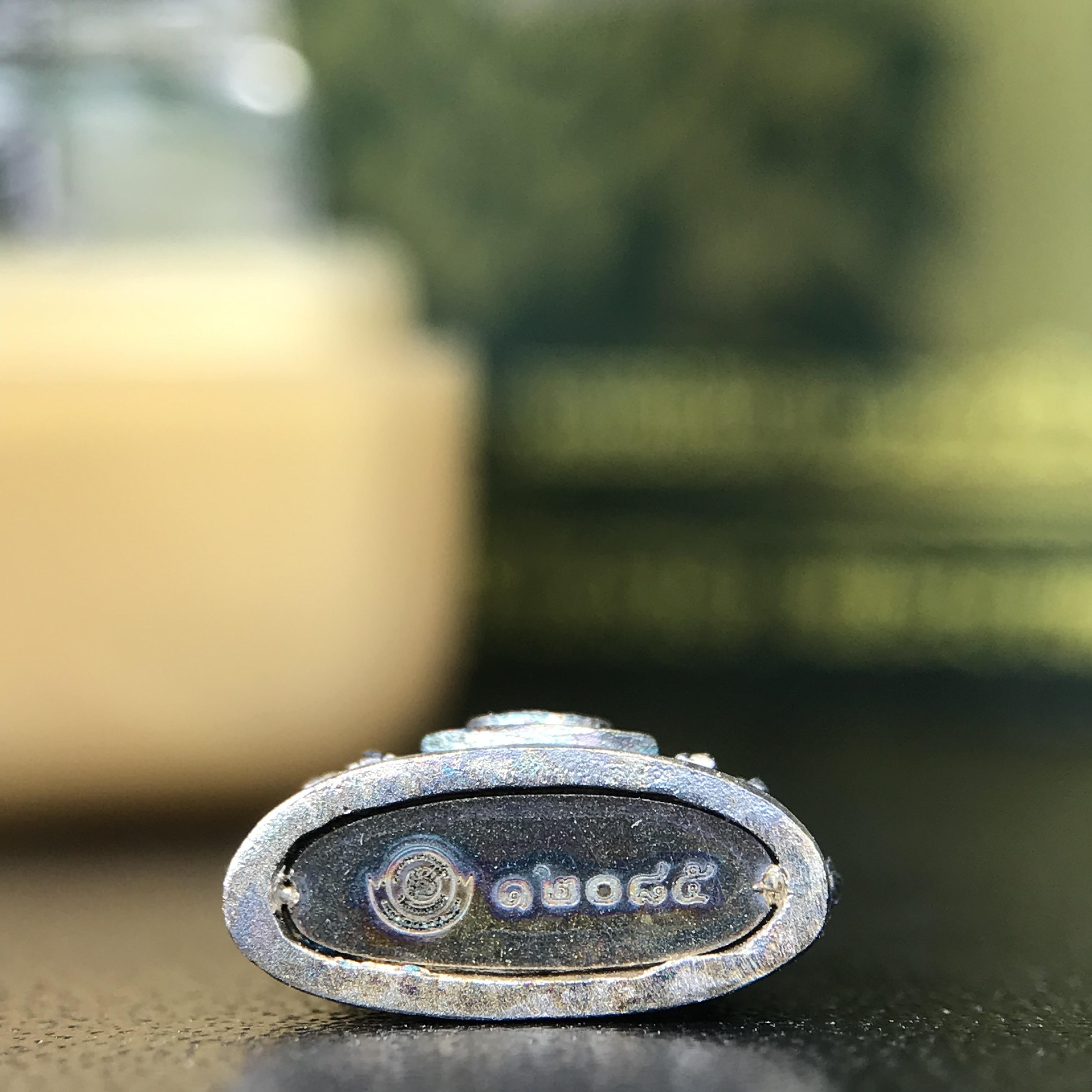 พระพุทธชินราช ภปร. 84 พรรษา ในหลวงรัชกาลที่ 9 พิมพ์เล็กขนาดหน้าตัก 1/4 นิ้ว(สูง 2.0 ซม.)เนื้อเงินชุบทองคำขาว (สภาพผิวเดิมสวย ขึ้นสีรุ้งฟ้าครามธรรมชาติสวยมาก แบบนิยม)(พระราชทานมวลสาร จิตรลดาและเส้นพระเจ้า(เส้นผม))พุทธศิลป์ทรงคุณค่าอีกหนึ่งรุ่นยอดนิยม