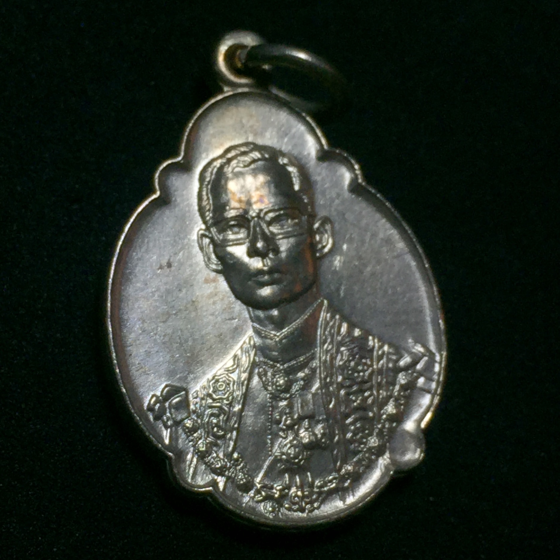 เหรียญ ร.9 ทรงเฉลิมพระชนมพรรษาครบ 4 รอบ ปี2518 เนื้อทองแดงกะไหล่เงิน(บล็อควงเดือนล่าง)นิยม