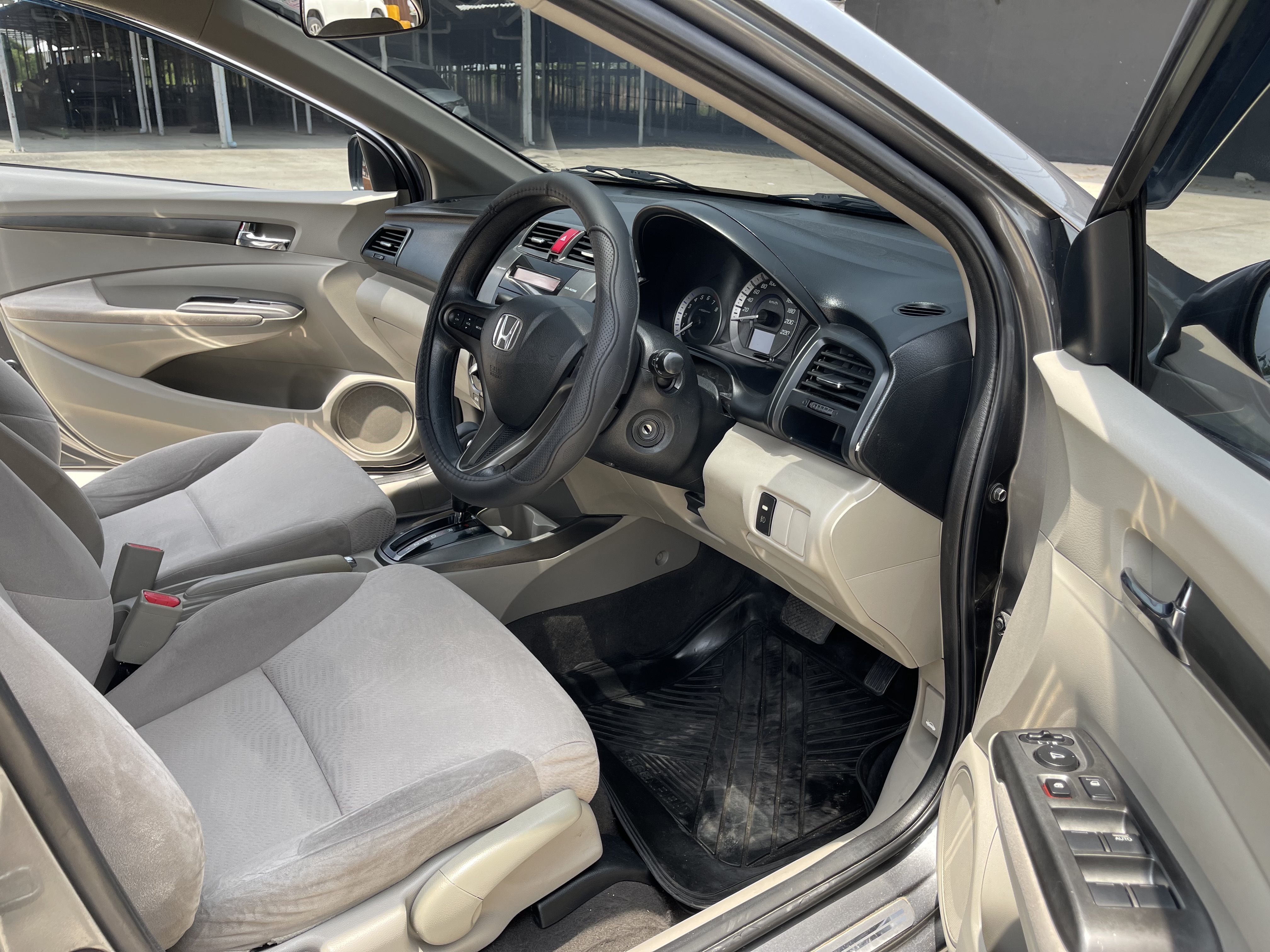 Honda City 1.5 V At 2013 เทา