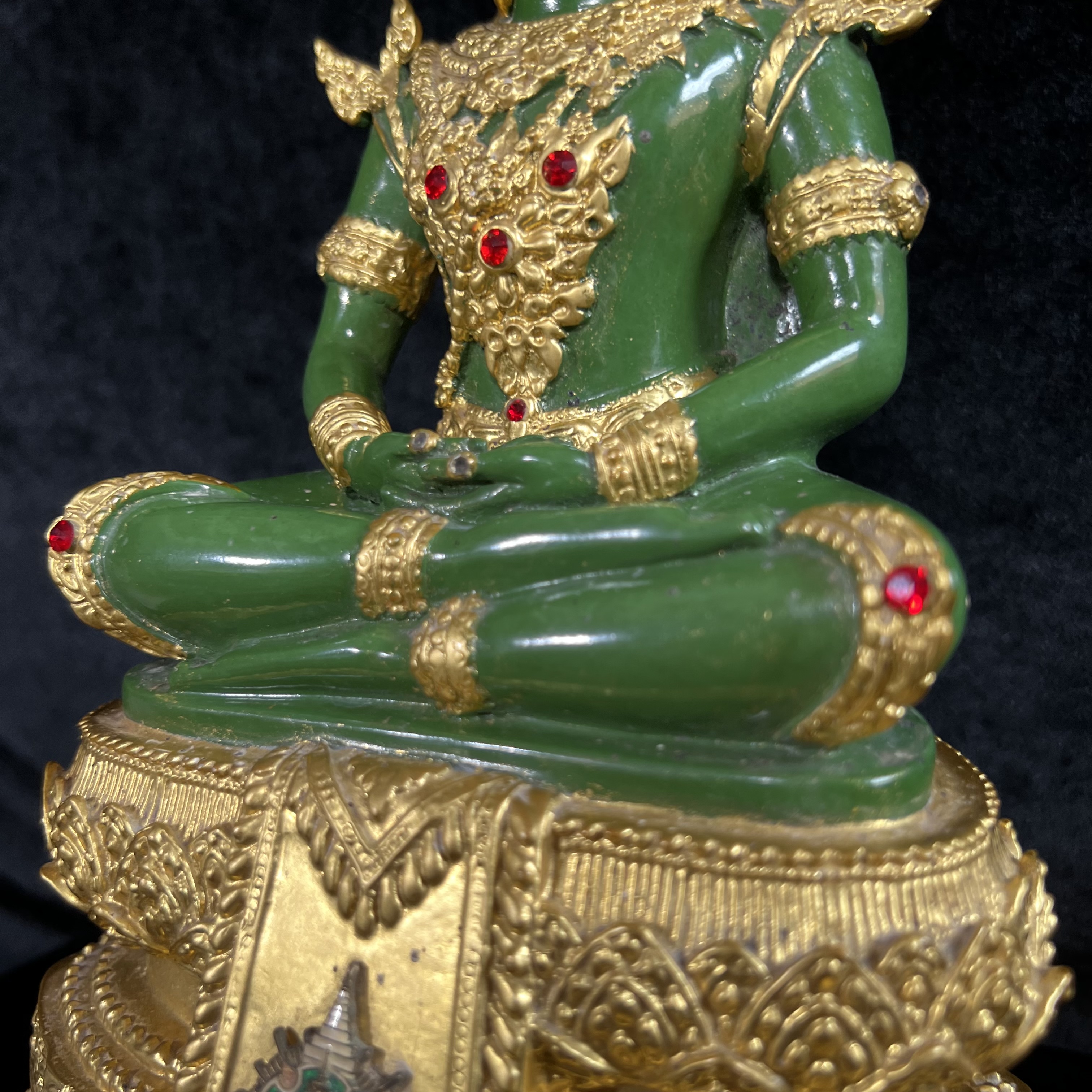 พระพุทธมหามณีรัตนปฏิมากร (จำลอง)พระแก้วมรกต วัดพุทธไทยถาวรวนาราม นครนิวยอร์ก ตรา ภปร. 6รอบ 72พรรษา ในหลวงรัชกาลที่9 ปี2542 ขนาดบูชาหน้าตัก 5นิ้ว หล่อเนื้อโลหะ(ในหลวงรัชกาลที่9 เสด็จเจิมพระสุหร่าย)(1ใน999องค์)