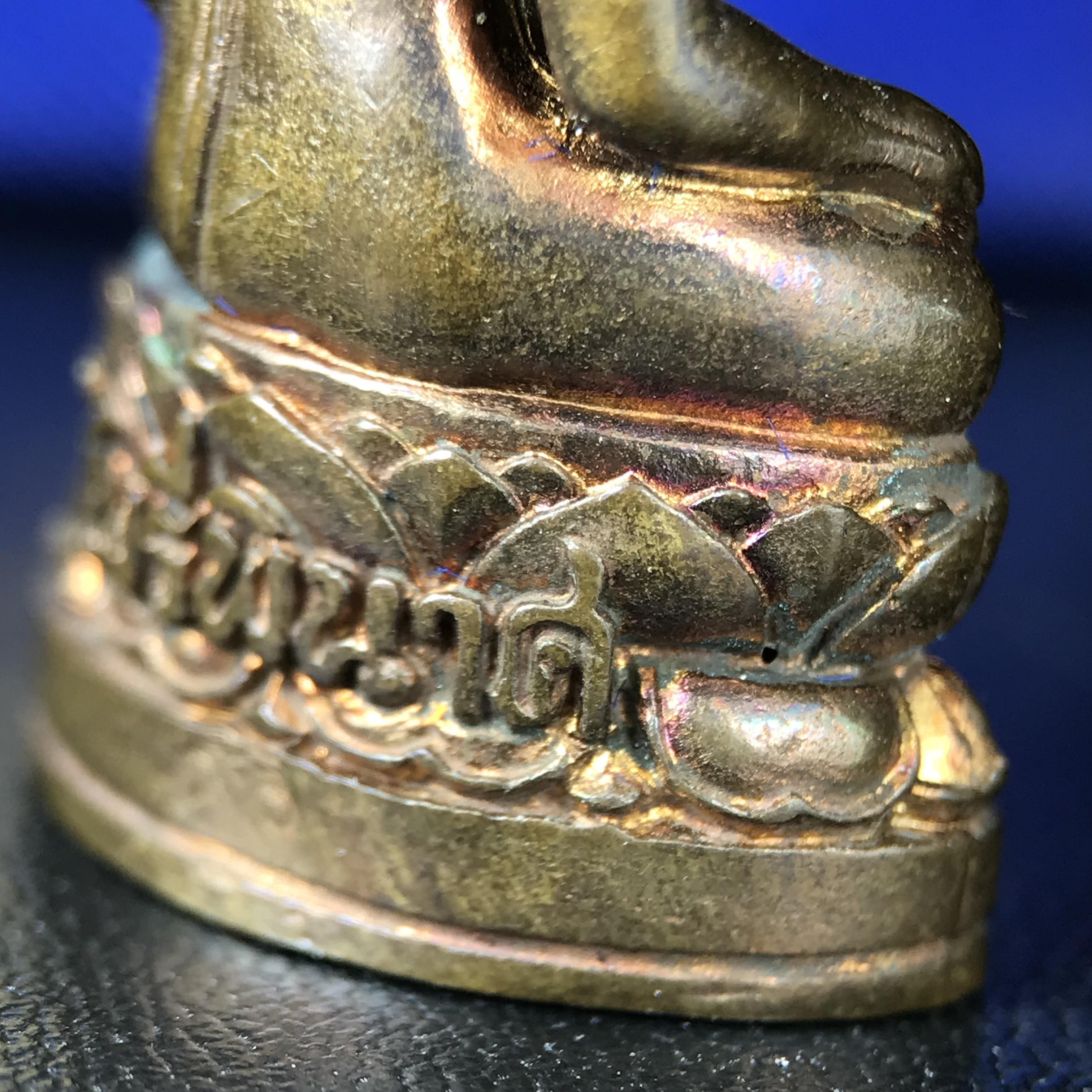 พระกริ่งไพรีพินาศ บรรจุเหล็กไหล ครั้งแรกและครั้งเดียวในประวัติศาสตร์ เฉลิมพระเกียรติ พระบาทสมเด็จพระเจ้าอยู่หัวรัชกาลที่9 พระชนมพรรษา 6 รอบ ปี2542 เนื้อสัมฤทธิ์(บรรจุเหล็กไหล)ดีนอก-ดีใน พิธีใหญ่ มวลสารเด่น (หายาก)