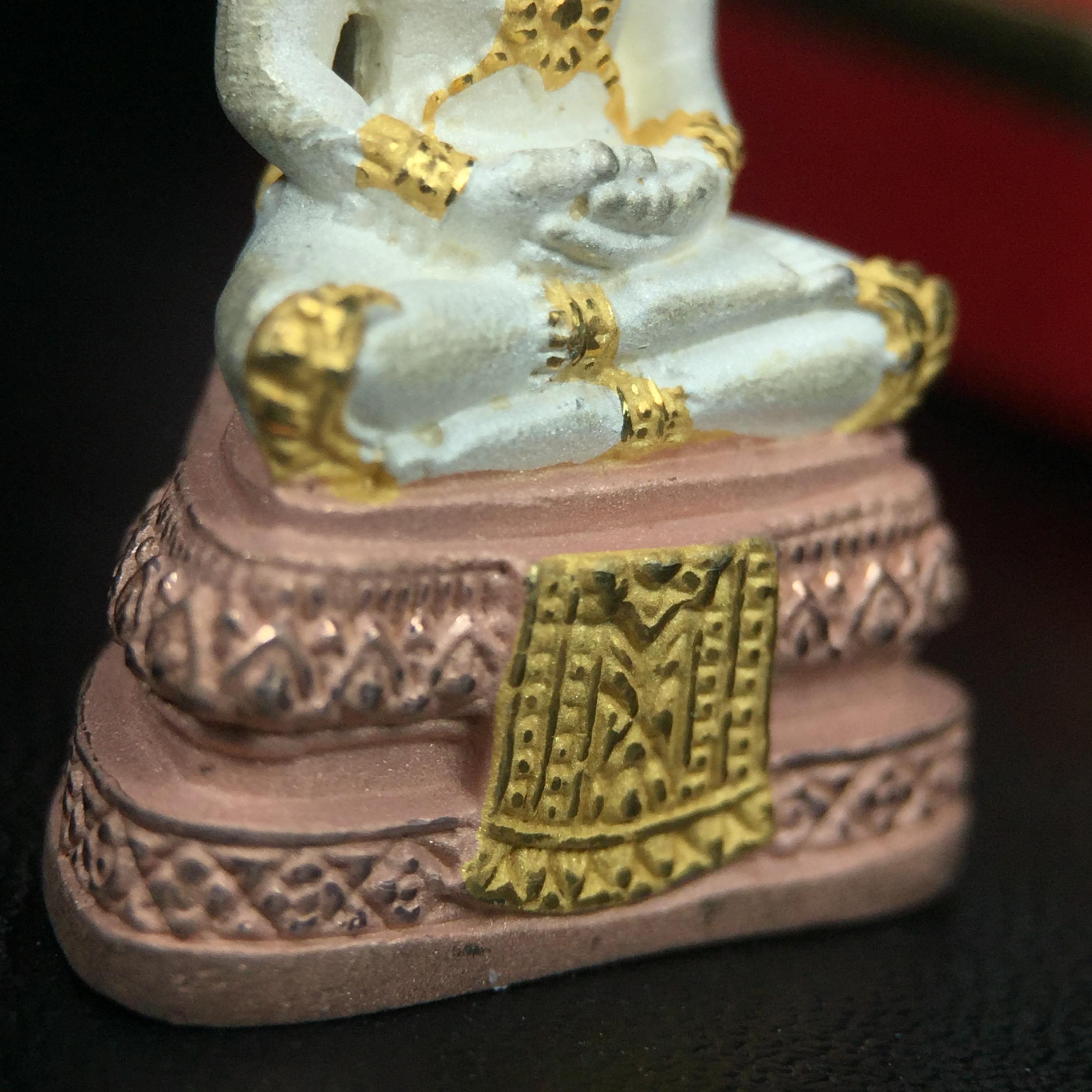 พระพุทธมหามณีรัตนปฏิมากร (พระแก้วมรกต) มหาจุฬาลงกรณราชวิทยาลัย(มจร.) วังน้อย พระนครศรีอยุธยา ปี 2543 พิธีมหาพุทธาภิเษก ณ วัดพระศรีรัตนศาสดาราม (วัดพระแก้ว) ในพระบรมมหาราชวัง เนื้อเงินสามกษัตริย์ (ตอกโค๊ตหมายเลข 181)