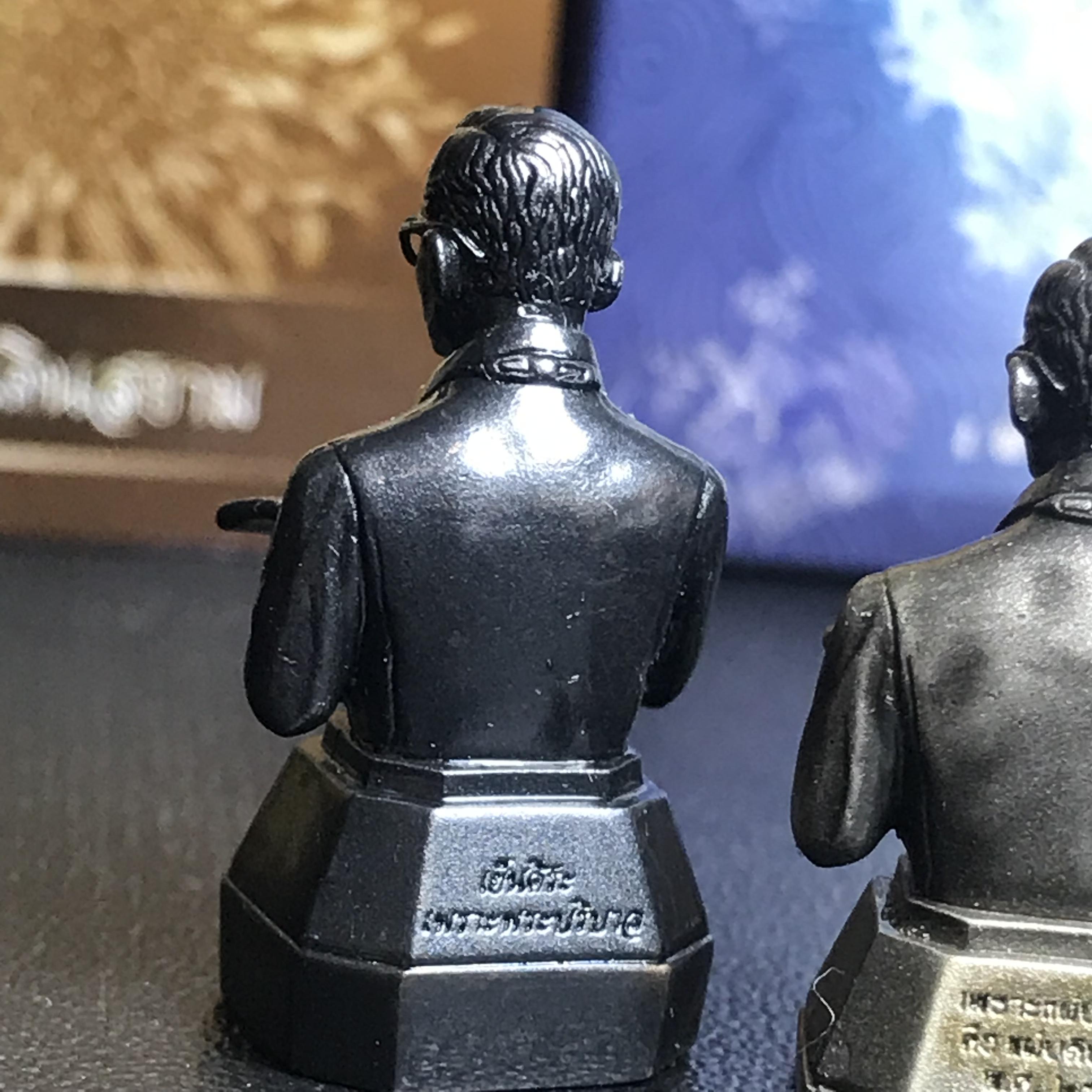 พระบรมรูปพระบาทสมเด็จพระเจ้าอยู่หัว(ทรงงาน)ตราสัญลักษณ์ 80 พรรษา รุ่นเย็นศิระเพราะพระบริบาลปี2550 เนื้อนวโลหะ+พระบรมรูปพระบาทสมเด็จพระเจ้าอยู่หัว(ทรงงาน)ตรา ภ.ป.ร. รุ่นเพราะแผ่นดินนี้คือแผ่นดินเกิด ปี2551 ขนาดสูง 1 นิ้ว เนื้อบรอนซ์ชุบเงินรมดำ(รวม2องค์)