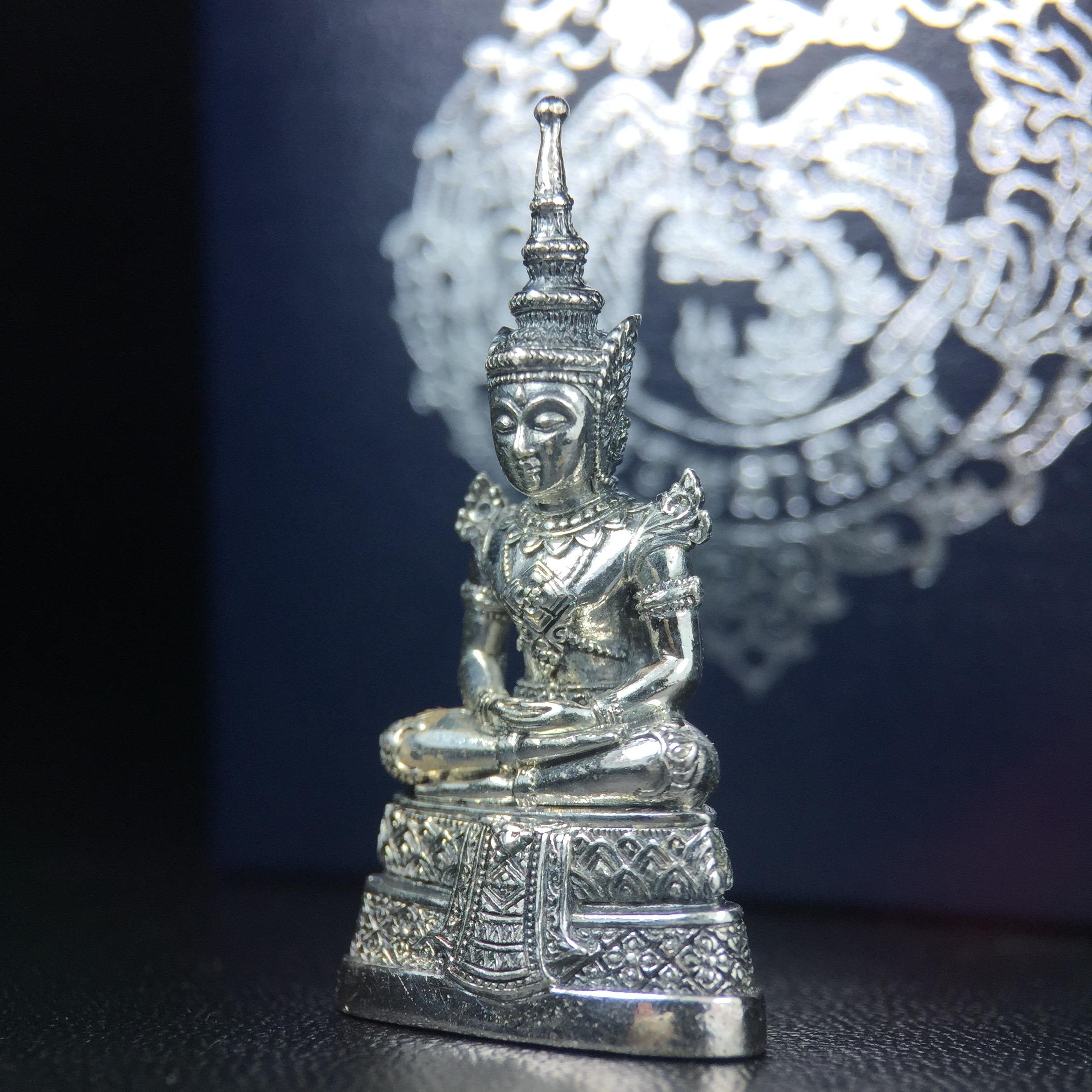 พระแก้วมรกต กรมสรรพสามิตจัดสร้างขึ้นเนื่องในโอกาสครบรอบ 64 ปีของกรมสรรพสามิต และเนื่องในวโรกาสที่พระบาทสมเด็จพระเจ้าอยู่หัวทรงครองราชย์ครบ 50 ปีในปีกาญจนาภิเษก เมื่อ พ.ศ.2539 เนื้อเงินรมดำขัดเงาพร้อมกล่องบรรจุเดิม