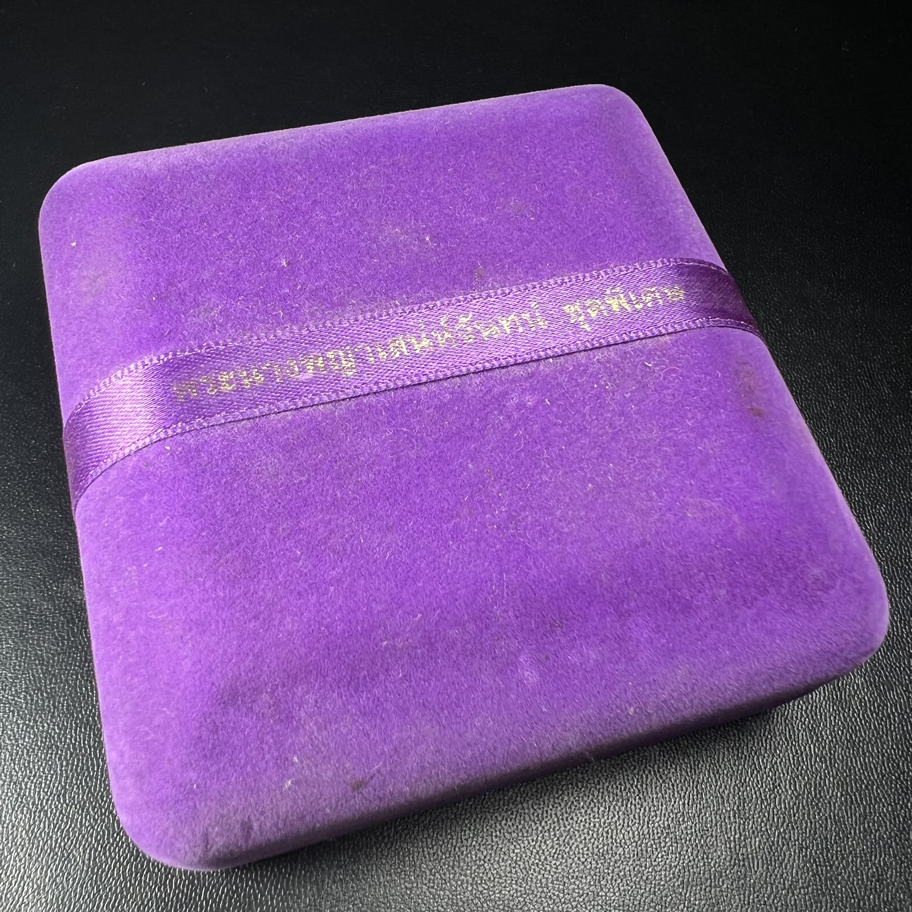 พระนางพญาเสน่ห์จันทร์ สธ. สร้างในวโรกาสทรงเจริญพระชนมายุ 50 พรรษา สมเด็จพระเทพฯ พ.ศ.2548 ชุดพิเศษ (1 ใน 5000 ชุด)หายาก