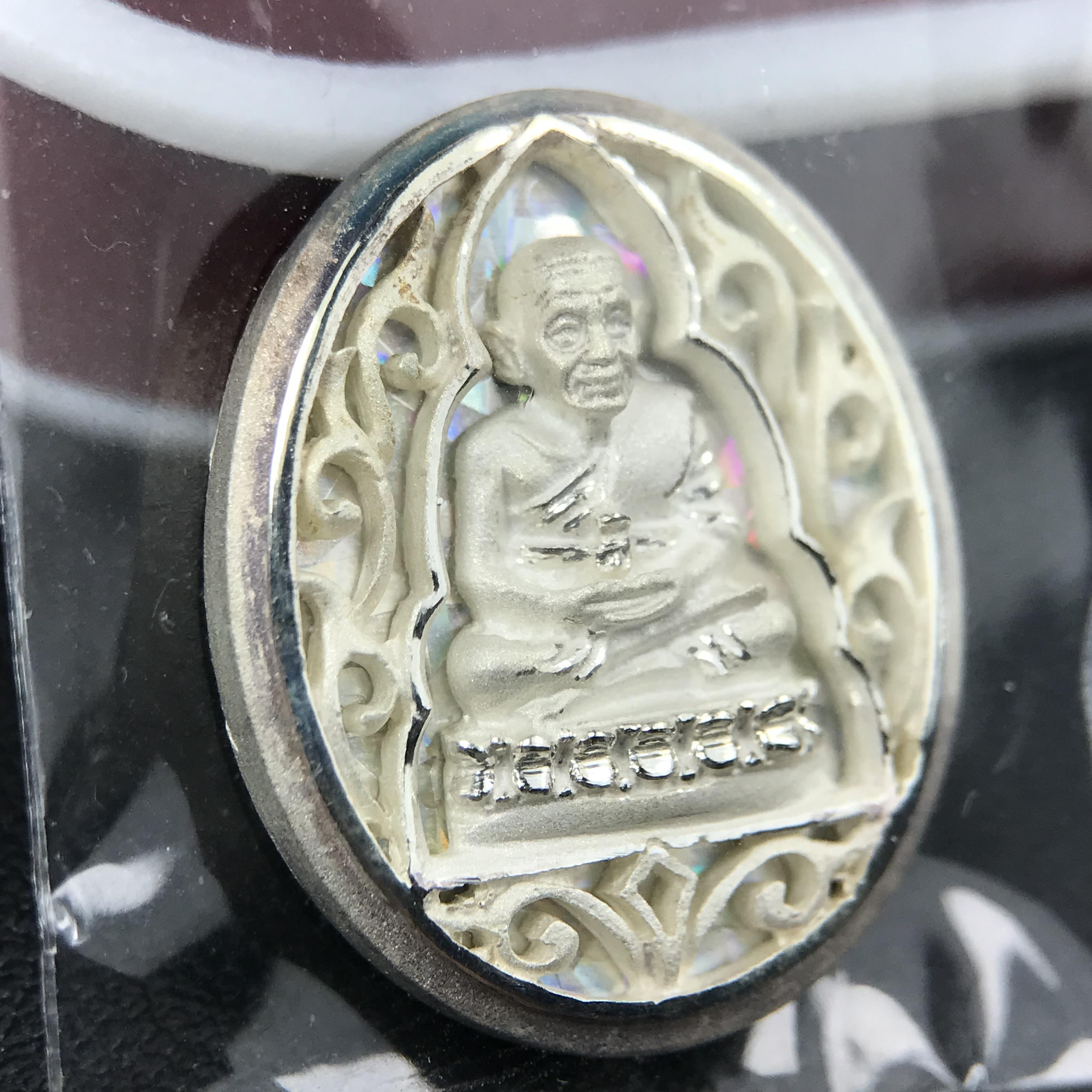 เหรียญหลวงพ่อทวด รุ่นมงคลบารมี วัดประสาทบุญญาวาส ปี 2545 เนื้อเงิน พิมพ์ทรงรูปไข่เล็ก(ขนาด 2.0*1.8 ซม.)ฉลุลายฉากพี้นหลังสีรุ้งสามมิติสวยงาม ตอกโค๊ตมีหมายเลข สภาพสวยซีนซองเดิมพร้อมกล่องบรรจุเดิมครบ***เดินทางปลอดภัยหลวงพ่อทวดคุ้มครอง****