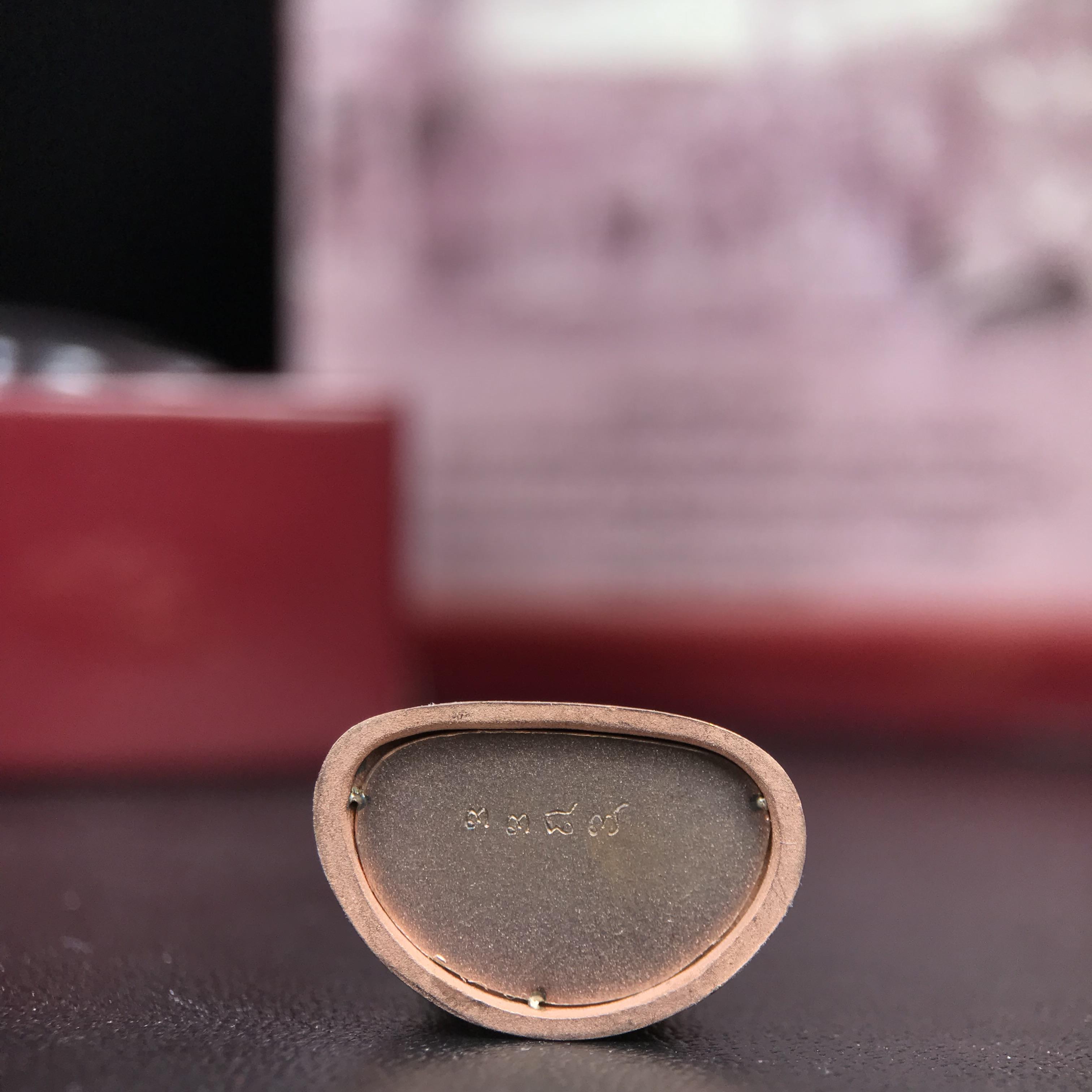 พระแก้วมรกต ภปร.(รุ่นแรก) ปี2545 จัดสร้างในมหาวโรกาส พระบาทสมเด็จพระเจ้าอยู่หัวรัชกาลที่ 9 ครบรอบ 75 พรรษา และฉลองกรุงรัตนโกสินทร์ครบ 220 ปี พิมพ์ลอยองค์ใหญ่ เนื้อเงินบริสุทธิ์ 92.5%(สามกษัตริย์) ขนาด 19*35 มม. พร้อมกล่อง สวยครบสมบูรณ์(องค์หมายเลข ๓๓๘๗)