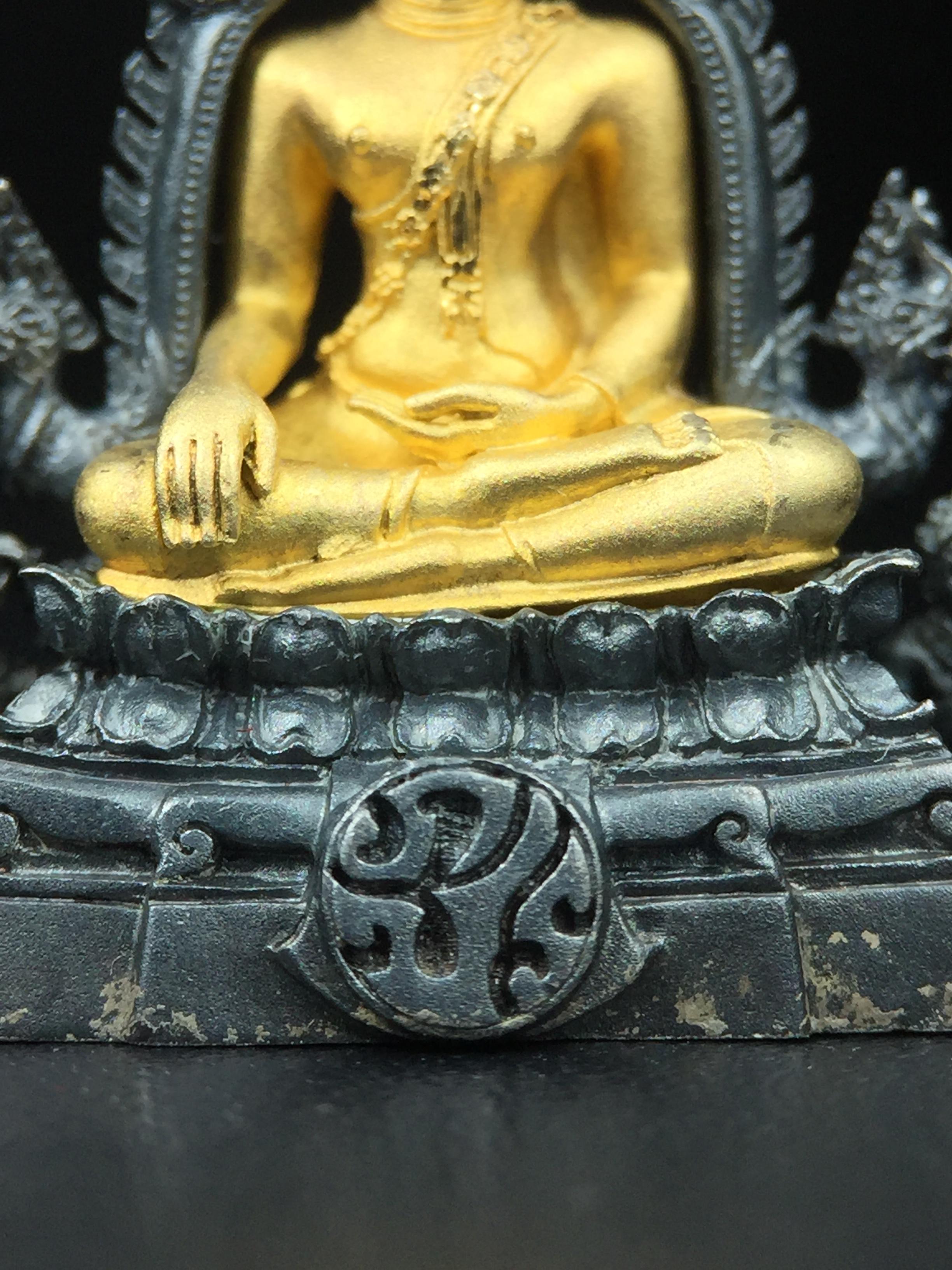 พระพุทธชินราช ภปร. โครงการ เพราะแผ่นดินนี้คือแผ่นดินเกิด เนื้อเงินชุบทองคำซุ้มรมดำ ปี2551 ขนาดหน้าตัก1/2นิ้ว(3.5*2.5 ซม.) (สวยงามหายาก)1ใน 5000 องค์