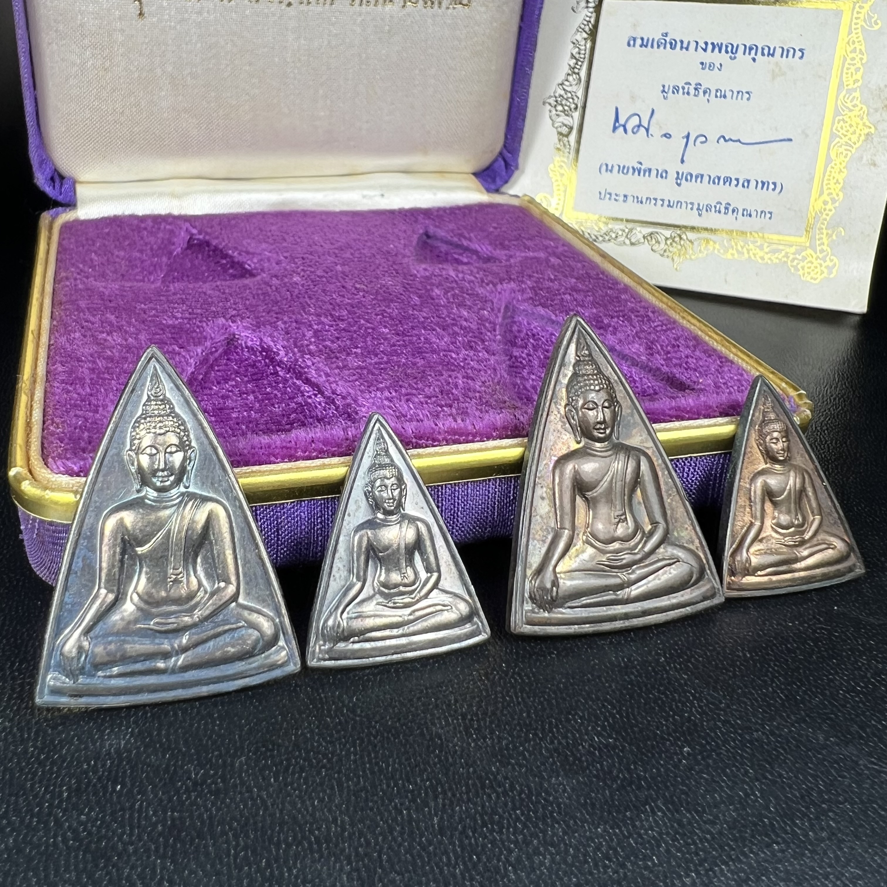 เหรียญสมเด็จนางพญาคุณากร หลัง ญสส. ปี 2532 ชุดเนื้อเงินและเนื้อนวโลหะ พิมพ์ใหญ่คู่พิมพ์เล็ก(ชุดพิเศษกรรมการ 1 ใน 500 ชุด) พิธีใหญ่ สภาพสวยผิวเดิมพร้อมกล่องบรรจุเดิมกำมะหยี่สีม่วงสัญลักษณ์ “สธ” สมเด็จพระเทพฯ ครบสมบูรณ์***ชุดแจกกรรมการพบเจอน้อย หายาก***