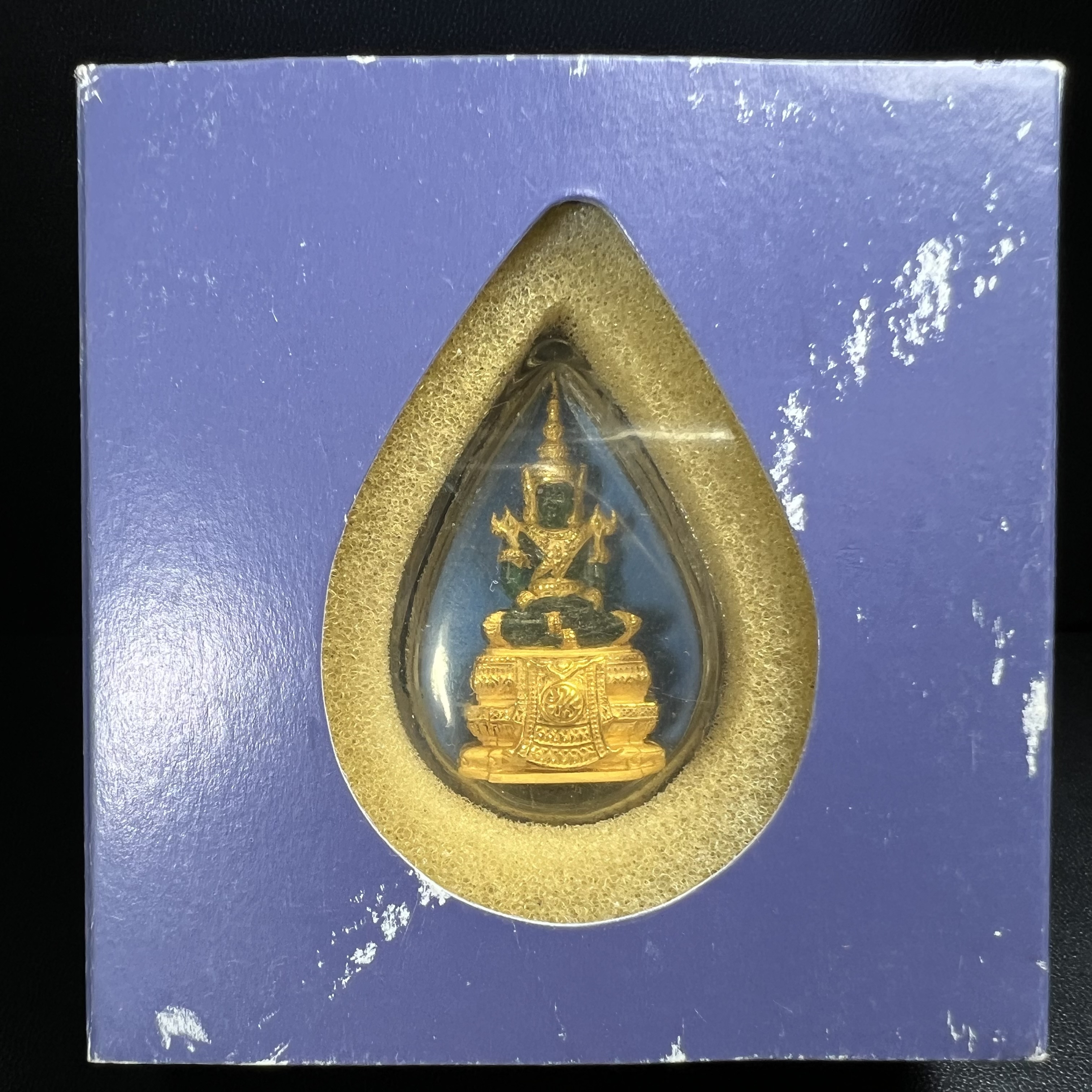 พระแก้วมรกต ภปร. จัดสร้างโดย รพ.ภูมิพลฯ ปี2547 ลอยองค์ขนาดหน้าตัก 1/2 นิ้ว เนื้อเรซิ่นหุ้มทองคำ99.99 งดงามทรงคุณค่าอีกหนึ่งรุ่นยอดนิยม หายาก