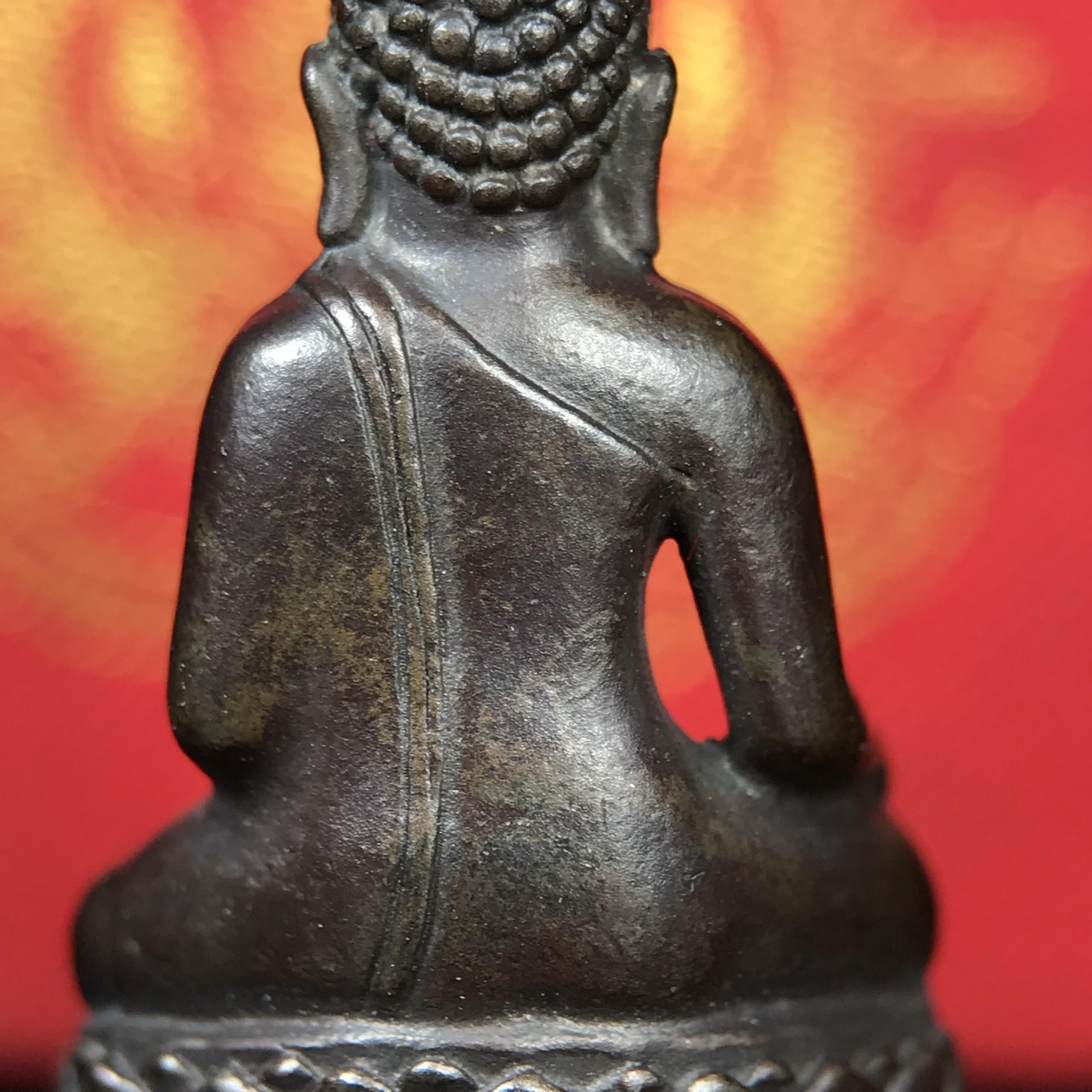 พระกริ่งไพรีพินาศ บรรจุเหล็กไหล ครั้งแรกและครั้งเดียวในประวัติศาสตร์ เฉลิมพระเกียรติ พระบาทสมเด็จพระเจ้าอยู่หัวรัชกาลที่9 พระชนมพรรษา 6 รอบ ปี2542 เนื้อนวโลหะผสมทองคำ(บรรจุเหล็กไหล)ดีนอก-ดีใน พิธีใหญ่ มวลสารเด่น (หายาก)