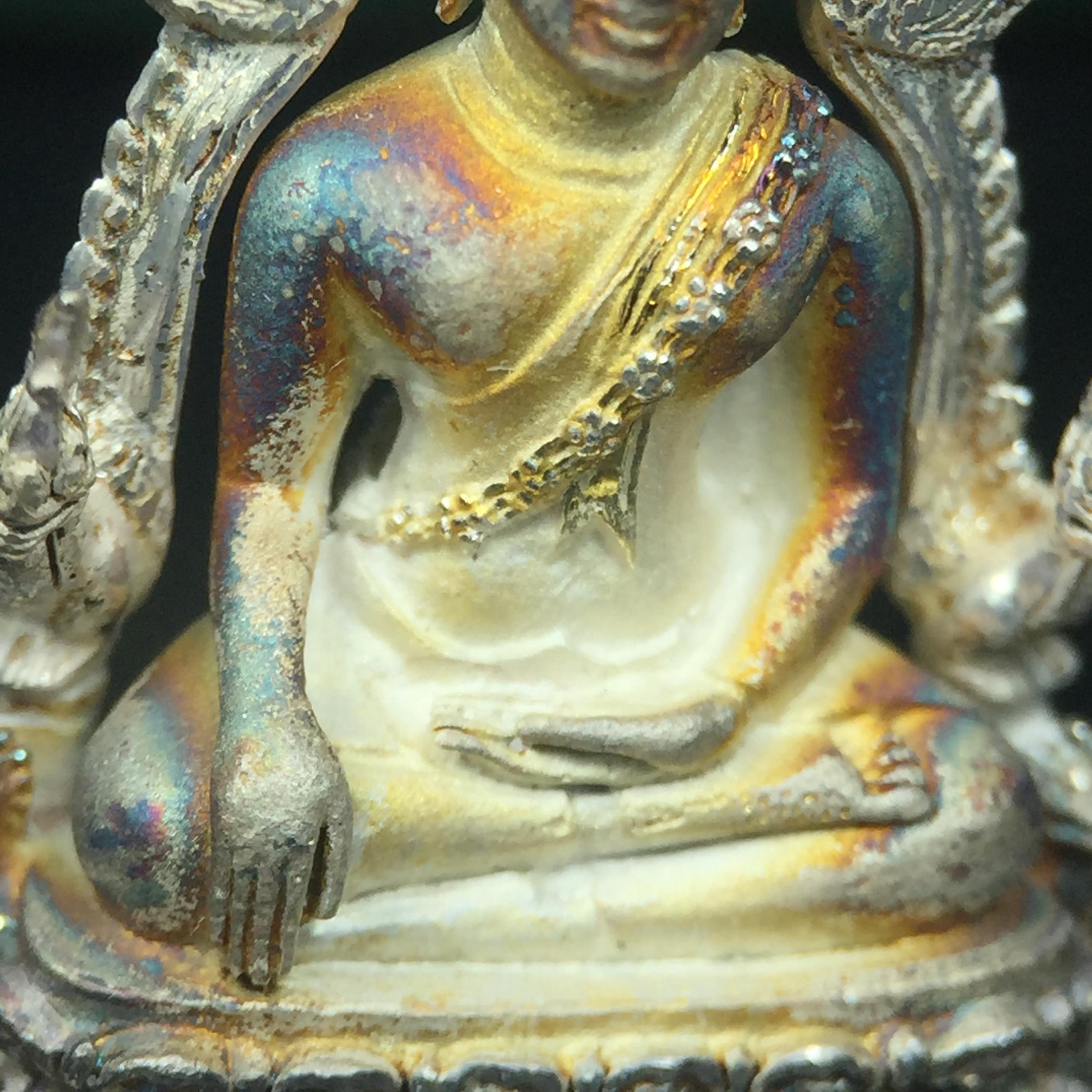 พระพุทธชินราช รุ่นมหาลาภ พิธีพุทธาภิเษกวัดพระศรีรัตนมหาธาตุวรมหาวิหาร จ.พิษณุโลก ปี 2540 เนื้อเงินบริสุทธิ์ 99.9% (นวลเงา)(สภาพผิวเดิมขึ้นสีรุ้ง สวยมากๆเสน่ห์พระเนื้อเงิน สีสันที่ธรรมชาติสรรค์สร้าง) พร้อมกล่องบรรจุเดิม (องค์หมายเลข 11411)(เลขกระจก)นิยม