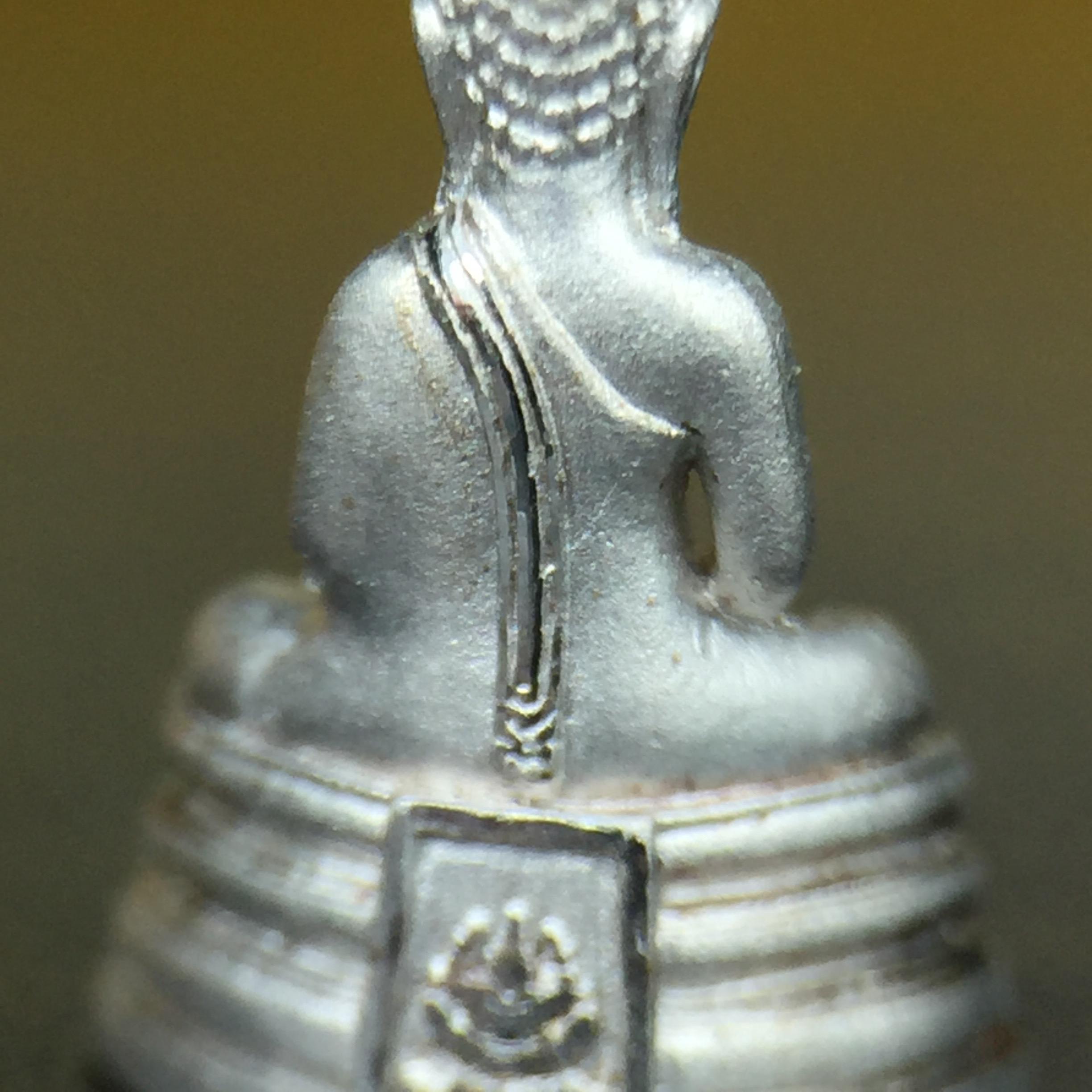 พระพุทธโสธร คุ้มเกล้าฯ ภปร.(ใต้ร่มพระบารมี คุ้มเกล้า) 60ปี รพ.ภูมิพลฯ พ.ศ.2552 เนื้อเงิน ชุบทองคำขาว(ลอยองค์พิมพ์ เล็ก ขนาด 11.5*10.5 มม.) 1 ใน 20000 องค์