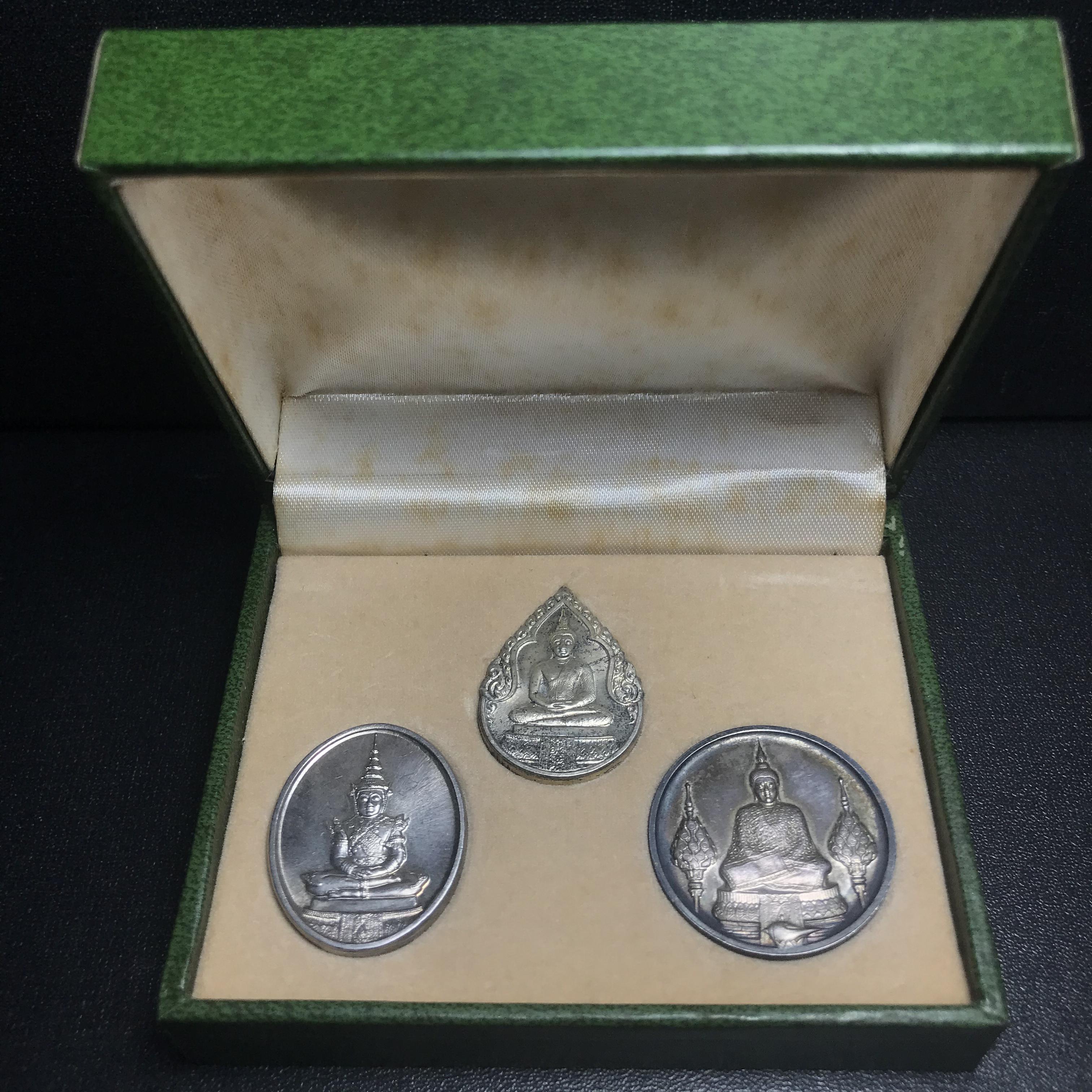 เหรียญพระแก้วมรกตหลัง ภปร ฉลองกรุงรัตนโกสินทร์ครบ 200 ปี พ.ศ.2525 เนื้อเงินกล่องบรรจุเดิมครบ3พิมพ์(บล็อกพระราชศรัธา)(ในหลวงรัชกาลที่9 เสด็จในพิธี)