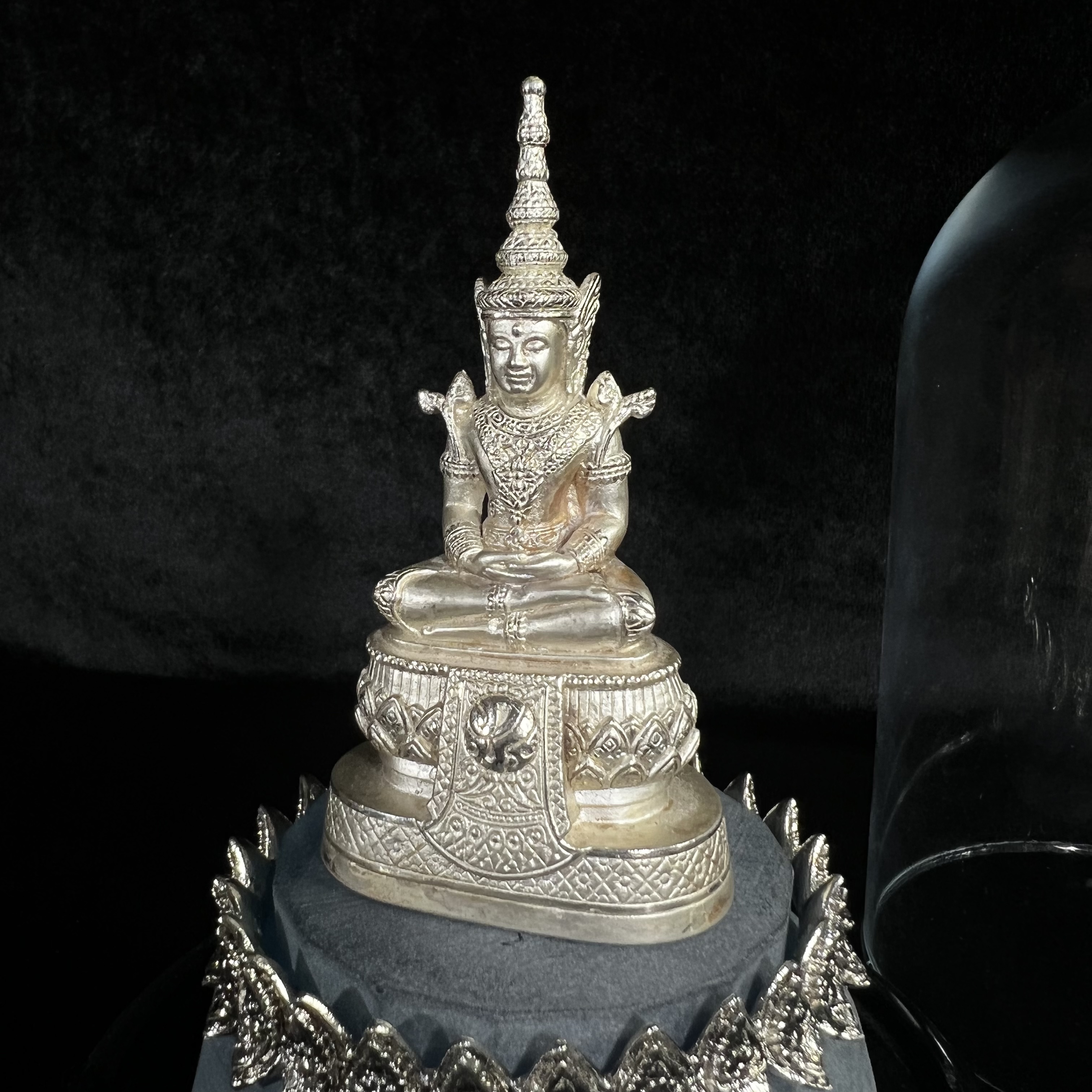 พระแก้วมรกต ภปร.(รุ่นแรก) ปี2545 รุ่นฉลองกรุงรัตนโกสินทร์ครบ 220 ปี หล่อลอยองค์ เนื้อเงินบริสุทธิ์99.9% ขนาดบูชา 50*90 มม. พร้อมฐานวางครอบแก้วเดิม(สวยงามและหายากมาก)(1ใน3000องค์)