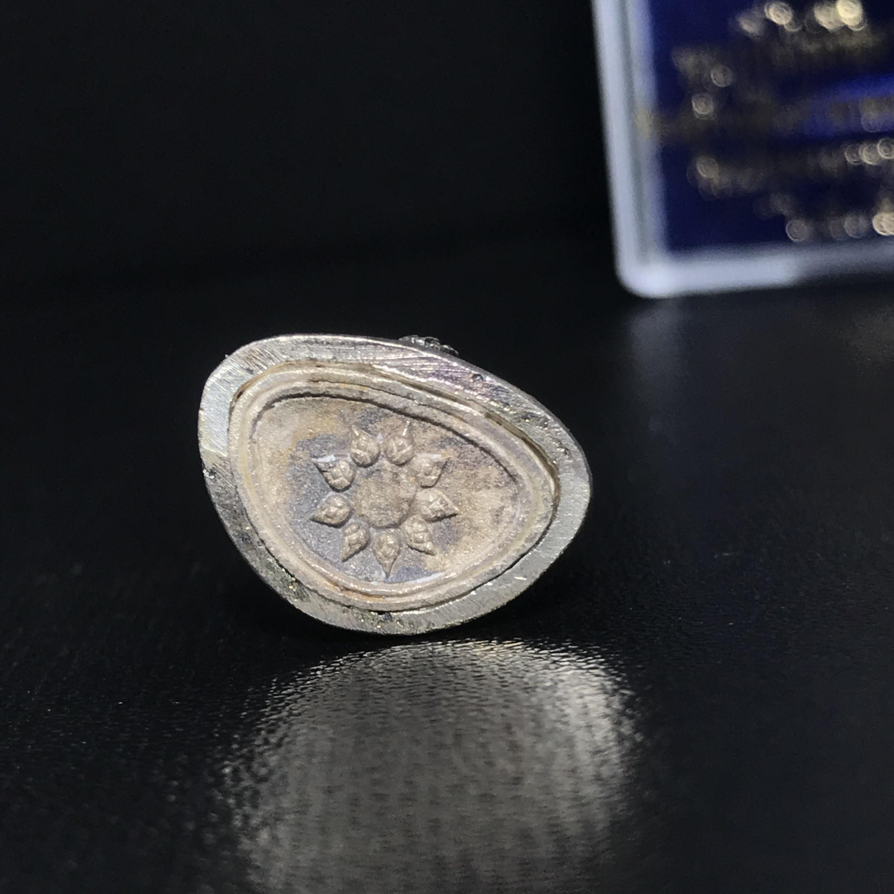 พระกริ่งไพรีพินาศ ภปร. รุ่นแรกของประเทศไทย วัดปทุมวนาราม ปี2535 เนื้อเงินผิวเดิมขึ้นสีรุ้งแบบนิยม งดงามกล่องครบ (ในหลวงรัชกาลที่9เสด็จเททอง)(1ใน3000องค์)