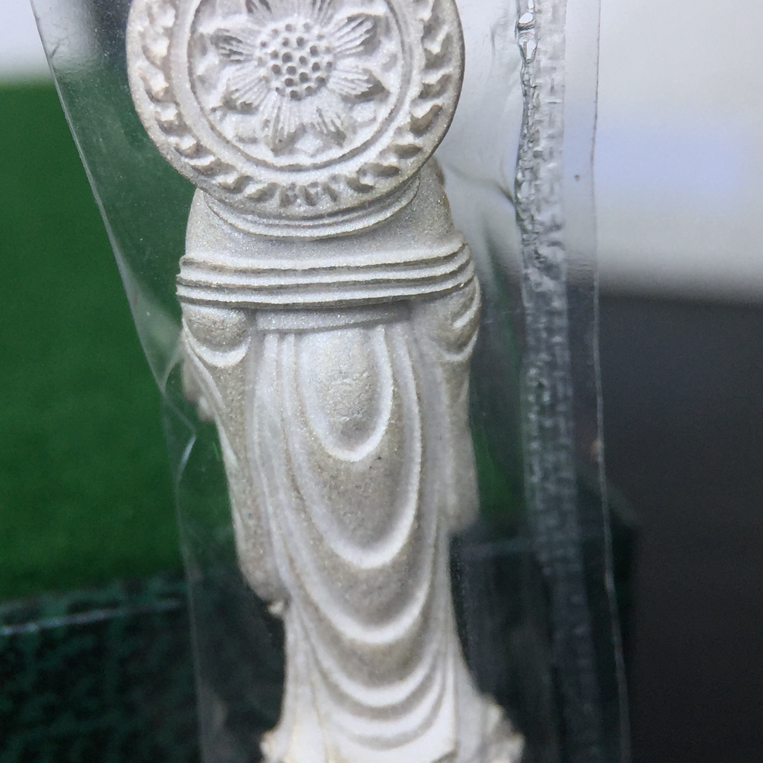 พระโพธิสัตว์อวโลกิเตศวร (เจ้าแม่กวนอิม) รุ่นฉลองปีกาญจนาภิเษก ปี 2540 เนื้อเงินบริสุทธิ์ 99.9%(นวลเงา) เทศบาลนครหาดใหญ่จัดสร้างถวายเฉลิมพระเกียรติพระบาทสมเด็จพระเจ้าอยู่หัวทรงครองสิริราชสมบัติครบ 50 ปี(สภาพซีนซองเดิมกล่องบรรจุการ์ดใบรับรองเดิมครบ)หายาก