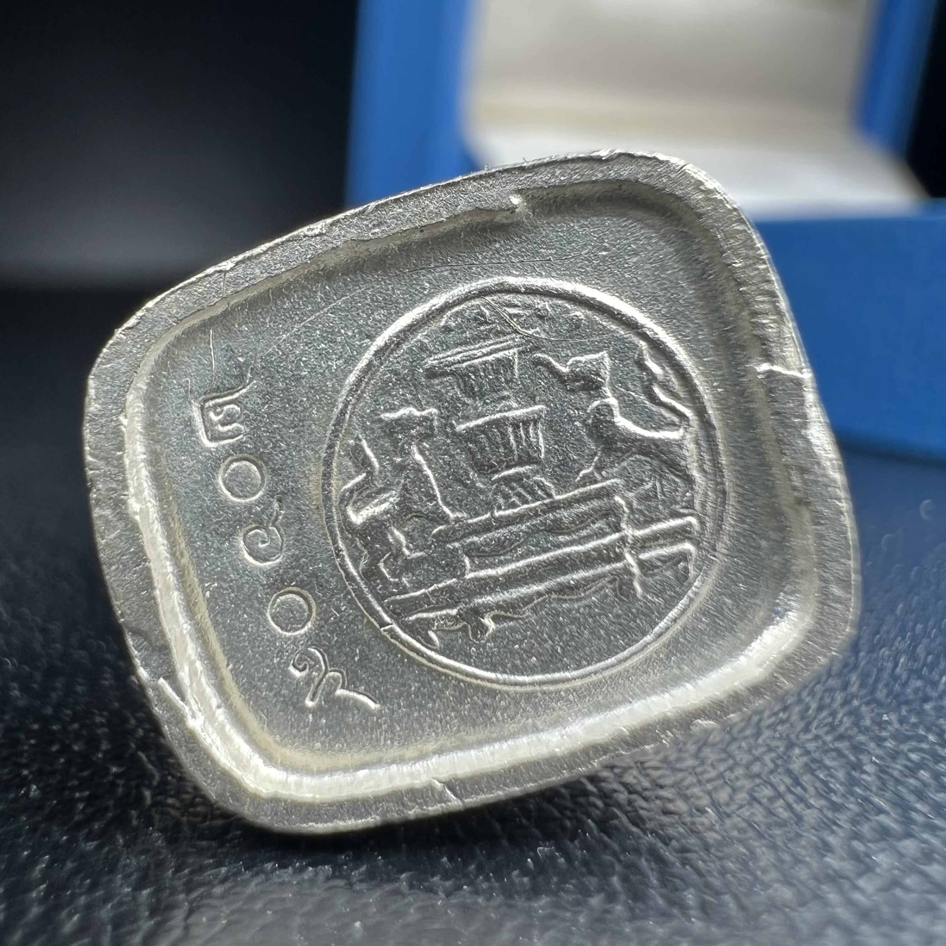 รูปหล่อหลวงพ่อคูณ รุ่นลาภ ยศ ทวีคูณ ปี2538 เนื้อเงินพ่นทรายประกายเพชร พร้อมกล่องบรรจุเดิมครบ(สภาพสวยเดิม นิยม)