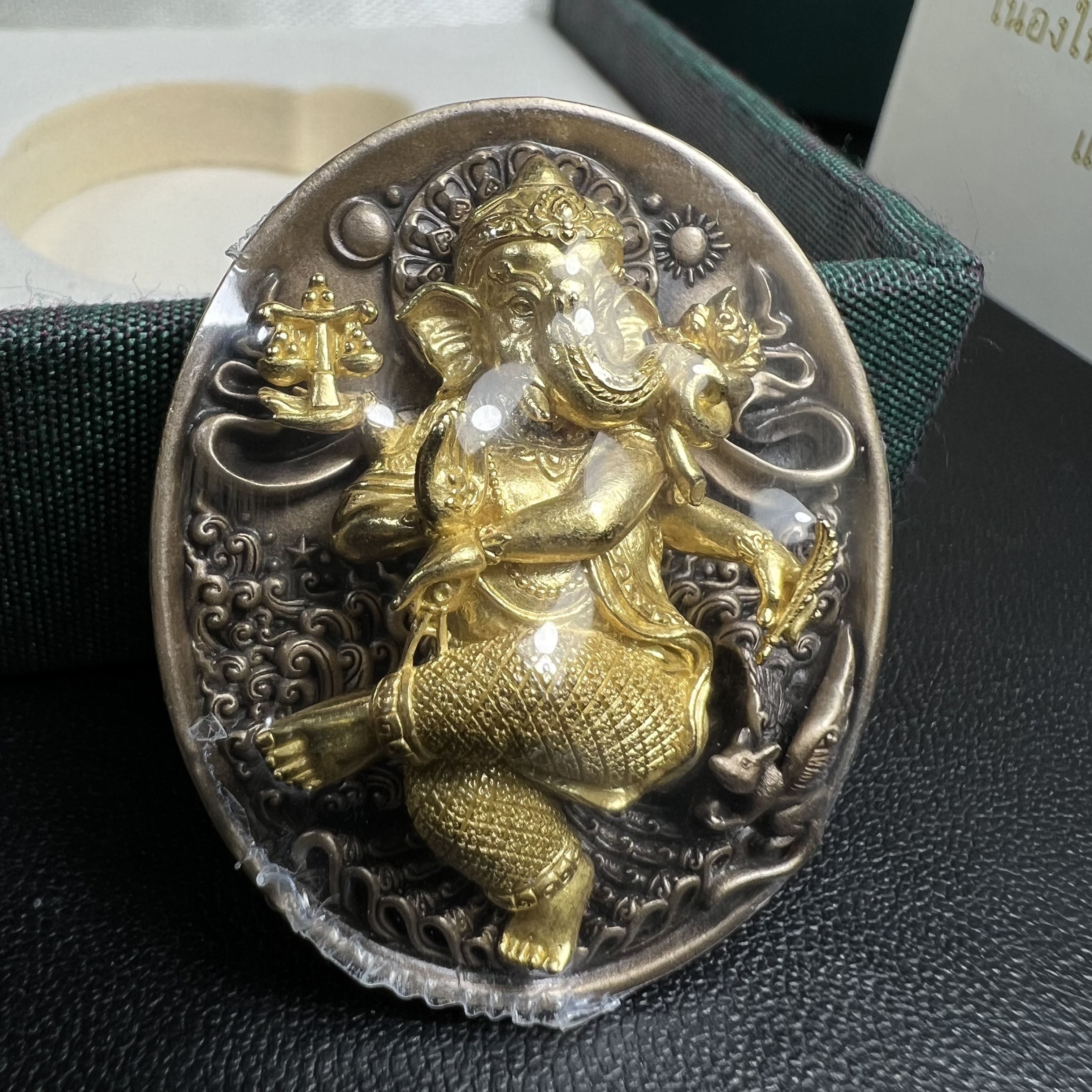 พระพิฆเนศ ประทานศิลป์ ที่ระลึกครบรอบ 50 ปี กลุ่มบ.แพรนด้าจิวเวลรี่ เนื้อบรอน์3กษัตริย์ ออกแบบได้สวยวิจิตรงดงาม ได้อัญเชิญมวลสารอันเป็นมงคลที่ได้ปลุกเสกแล้ว หลอมรวมเป็นเนื้อเดียวกับเหรียญ เพื่อความเป็นศิริมงคล สถิตย์สถาพร สืบไป