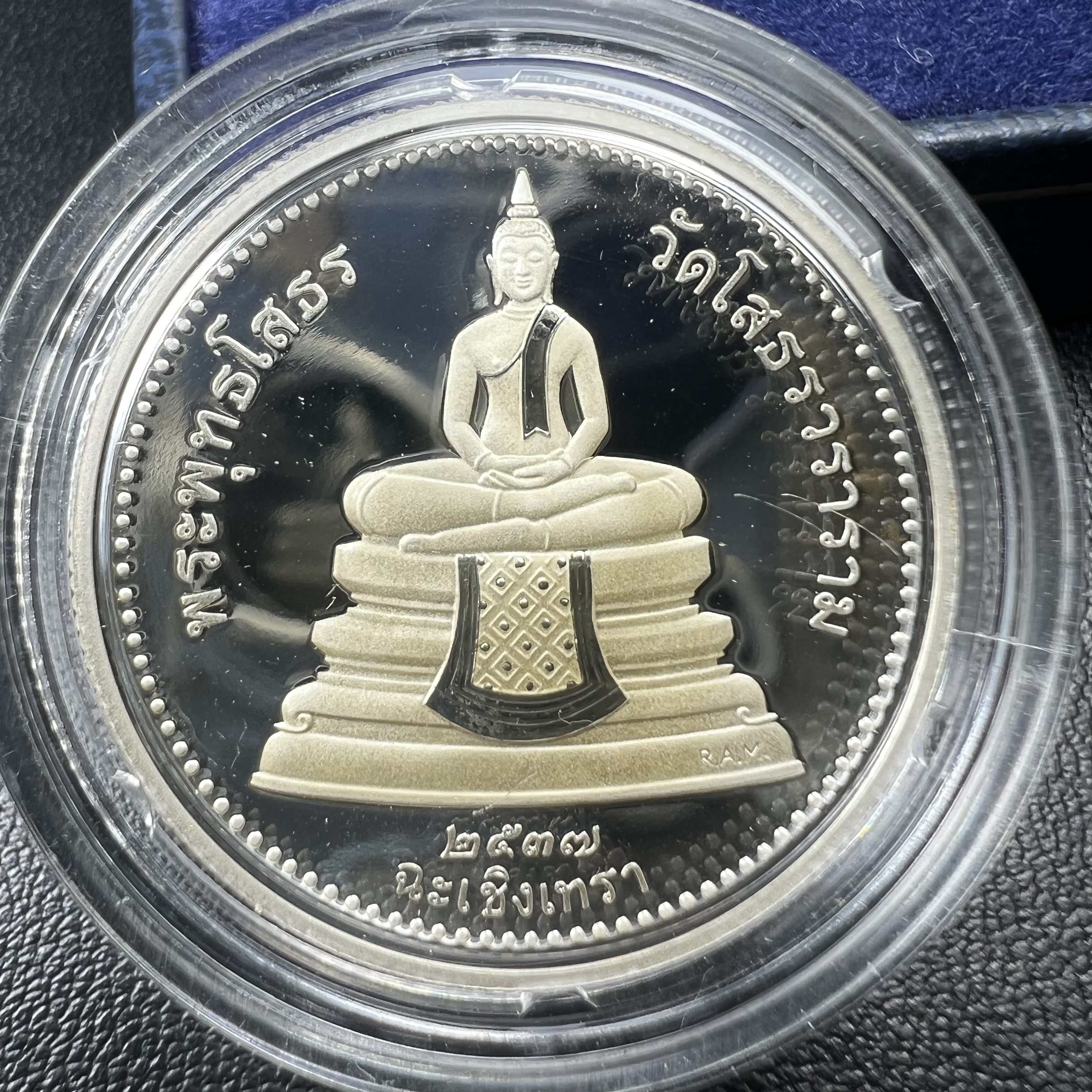 เหรียญพระพุทธโสธร 2 หน้า วัดโสธรวรารามวรวิหาร จ.ฉะเชิงเทรา ปี 2537เนื้อเงินขัดเงาสองหน้า ขนาด 2.8 ซ.ม. บล็อกนอก ผลิตที่โรงกษาปณ์ Royal Australian Mint ประเทศออสเตรเลีย พร้อมกล่องบรรจุเดิม สภาพสวย