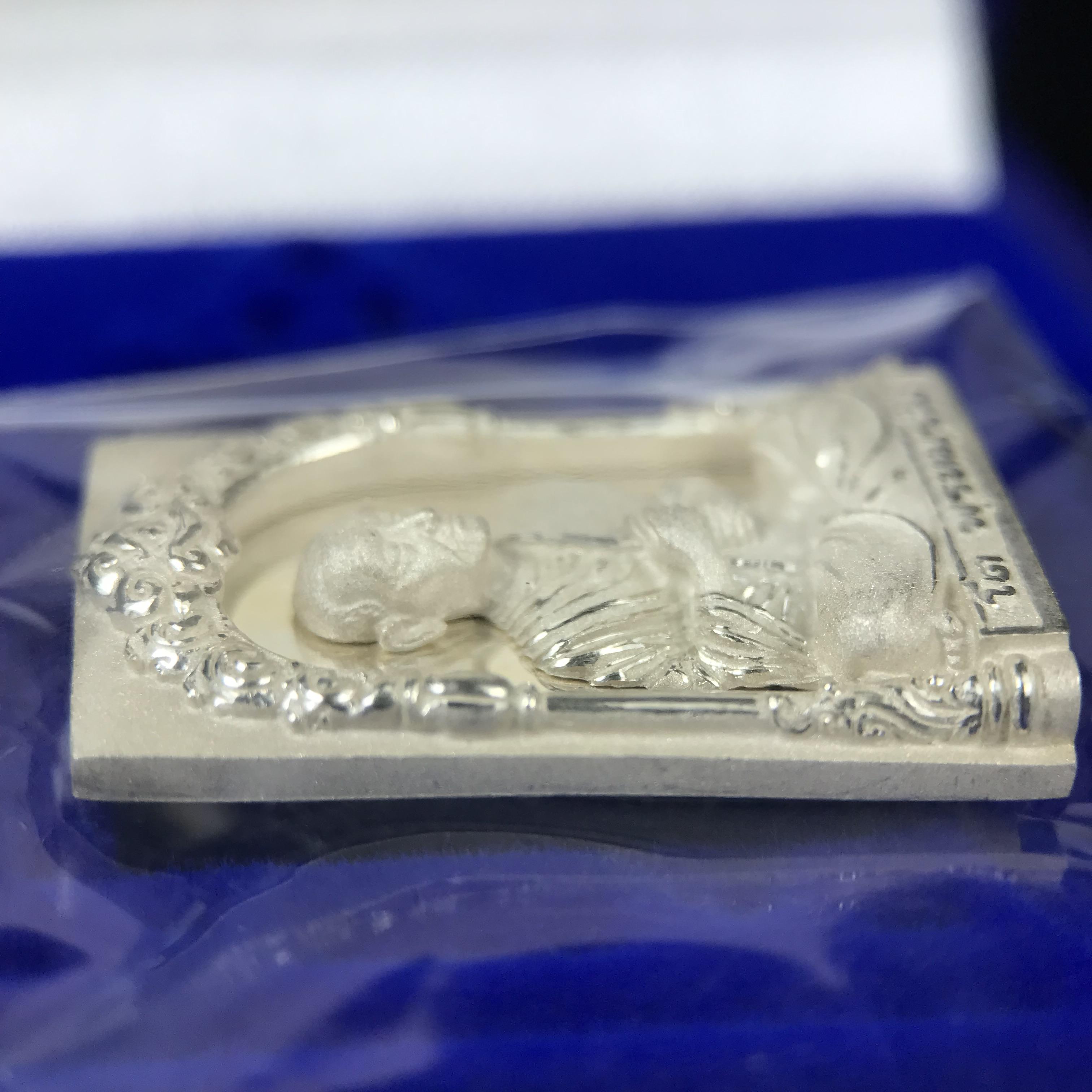 สมเด็จพุฒาจารย์ (โต พรหมรังสี) อนุสรณ์ 128 ปี สมเด็จพระญาณสังวร สมเด็จพระสังฆราช ทรงเมตตาอธิฐานจิต ปี 2543 มหาพุทธาภิเษก 3วาระ เหรียญรูปเหมือนสมเด็จพุฒาจารย์โตด้านหลังพระสมเด็จ พิมพ์ใหญ่เนื้อเงิน ขนาด 1.8 x 2.7 ซม. ทรงคุณค่าทั้งด้านความงานด้านพุทธศิลป์ แล