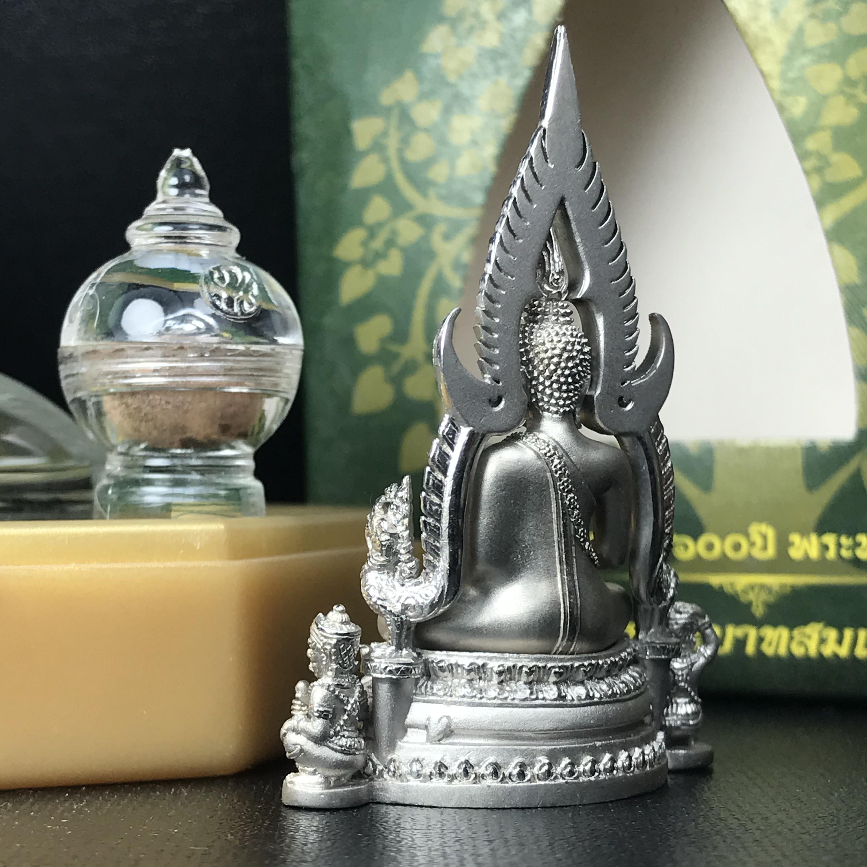 พระพุทธชินราช(จำลอง) ภปร 84 พรรษา เนื้อเงินชุบทองคำขาว พิมพ์ใหญ่ขนาดหน้าตัก 3/4 นิ้ว(1ใน3000องค์) )(พระราชทานมวลสาร จิตรลดาและเส้นพระเจ้า(เส้นผม))