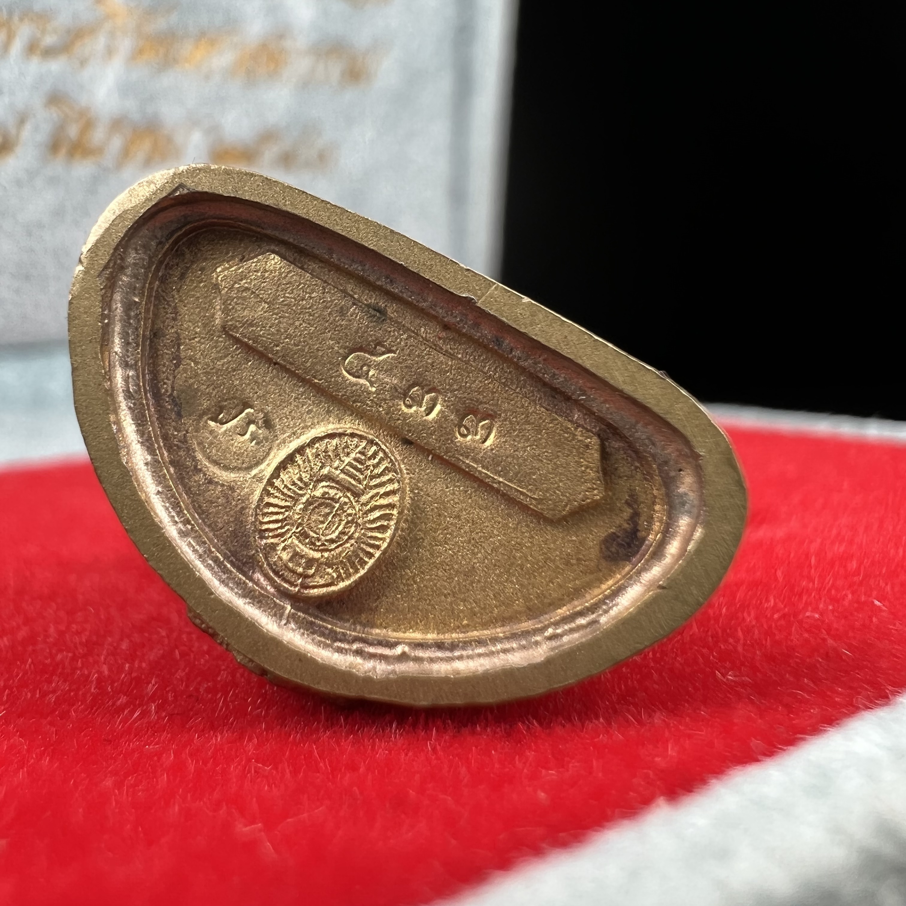 พระกริ่งพระพุทธนวราชบพิตร ครองสิริราชสมบัติครบ 50 ปี พ.ศ.2540 เนื้อทอง93 ชุดพระราชทาน(หายาก)