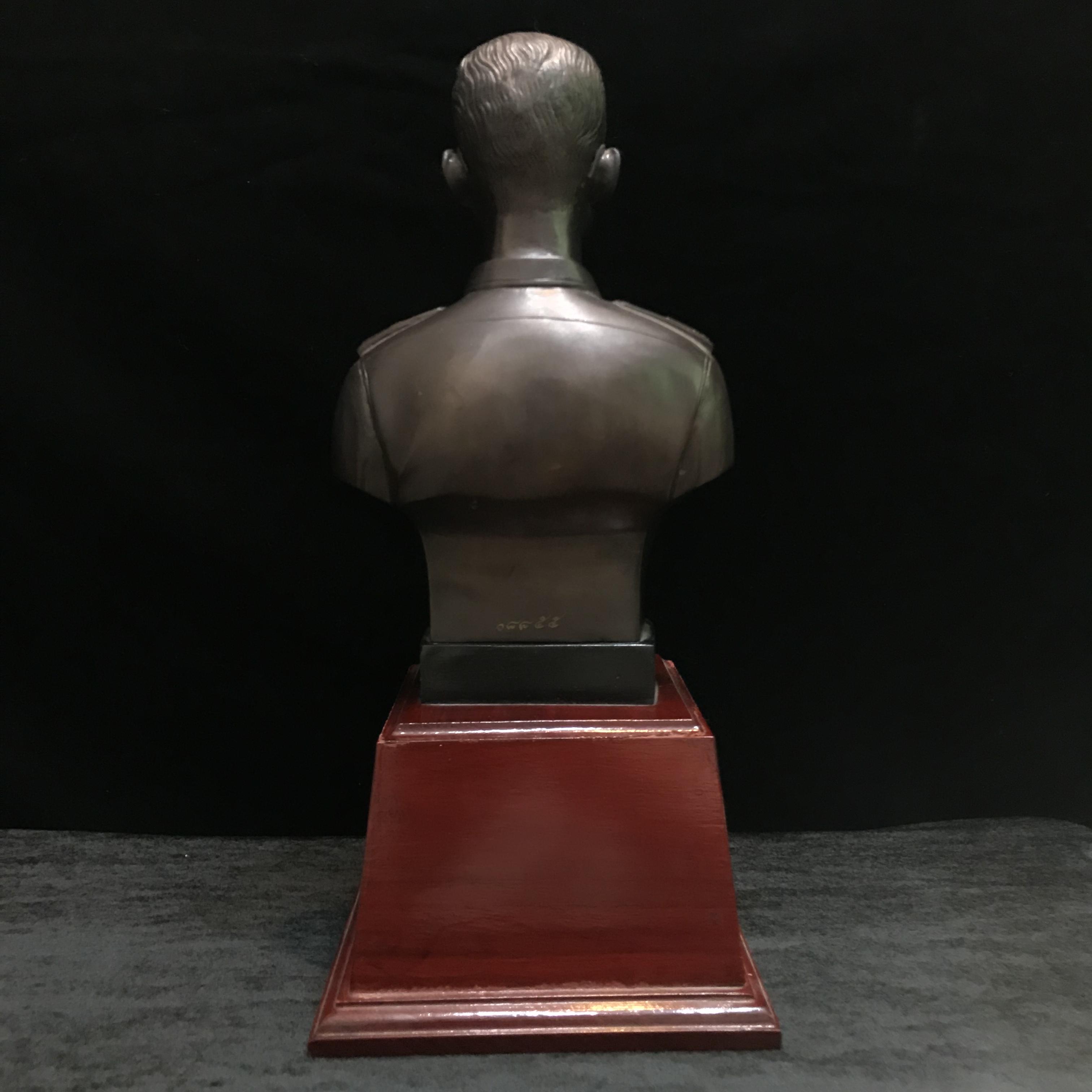 พระบรมรูปหล่อในหลวงรัชกาลที่ 9 กรมราชองครักษ์ รุ่น2 ปี2539 เป็นแบบฐานสูง(เดิมจากผู้จัดสร้าง)(นิยม)(หายาก)