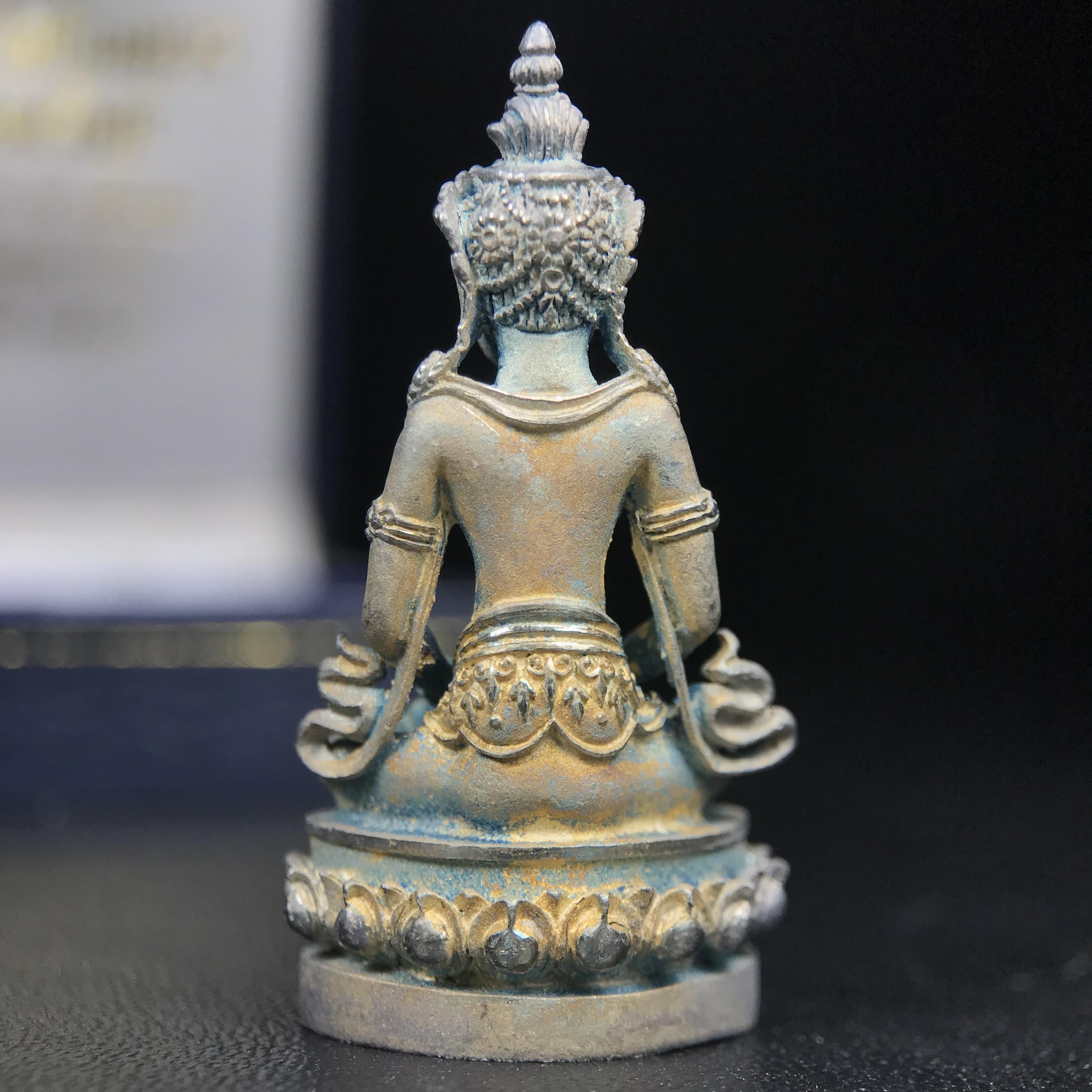 พระกริ่งอวโลกิเตศวร ( เจ้าแม่กวนอิม ) วัดโพธิ์แมนคุณาราม รุ่นอุดมโภคทรัพย์ ปี 2539 เนื้อเงินพ่นทราย(ผิวเดิม ขึ้นสีรุ้งธรรมชาติ แบบนิยม เสน่ห์ของพระเนื้อเงิน)(พร้อมกล่องบรรจุเดิม)(อีกหนึ่งรุ่นยอดนิยม พุทธศิลป์สวยงดงาม)หายาก 1 ใน 5000 องค์*องค์หมายเลข ๒๑๖๒*