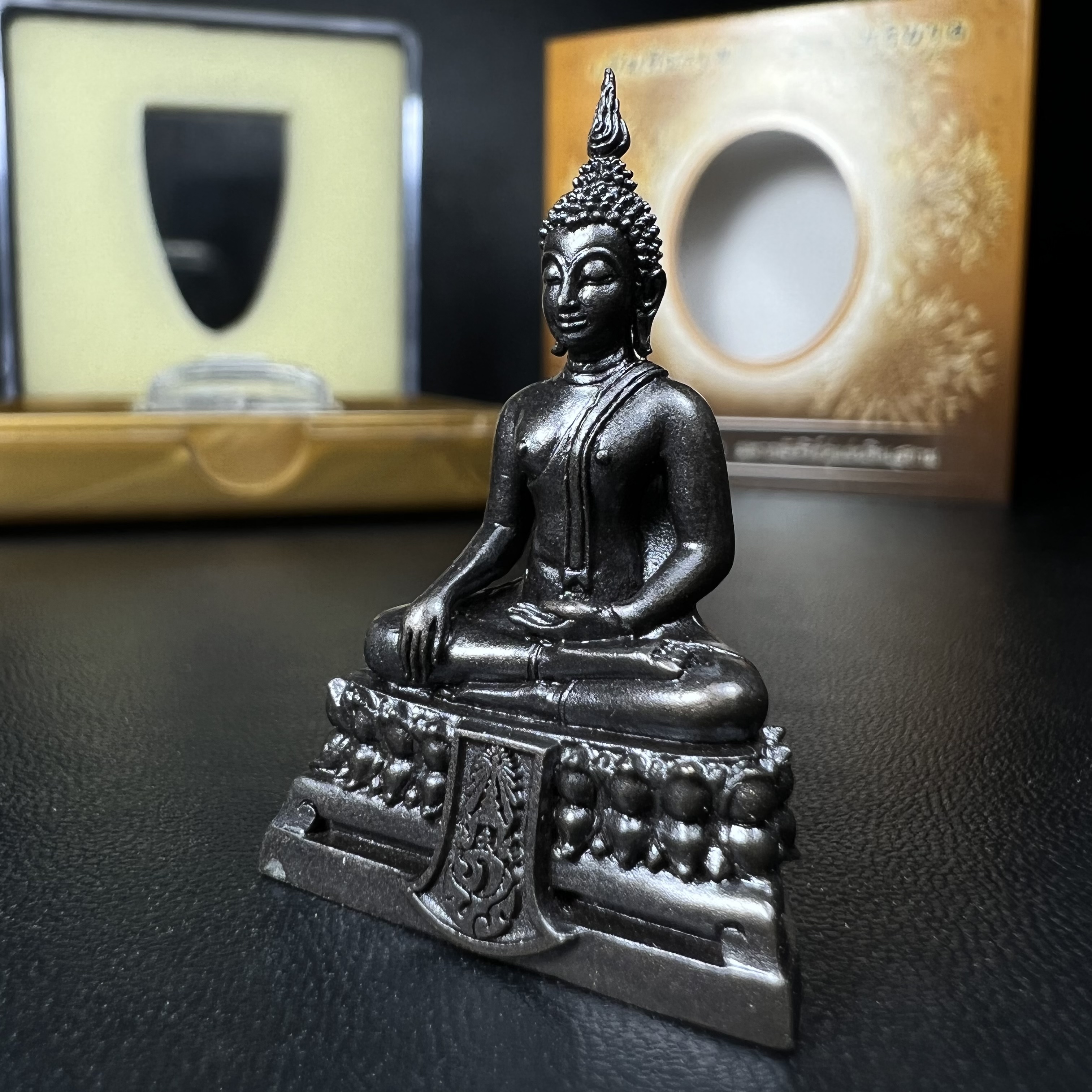 พระพุทธรูปคุ้มเกล้า ภปร. มหามงคล 80พรรษา “รุ่นเย็นศิระเพราะพระบริบาล 80พรรษา มหากษัตริย์คู่แผ่นดินสยาม” เนื้อนวโลหะรมดำ พิมพ์ใหญ่ ขนาด 18*35 มม.(โลหะชนวนพระ ภ.ป.ร.2508 และผงตะไบพระกริ่งปวเรศ 2530 มาร่วมในการจัดสร้างด้วย)