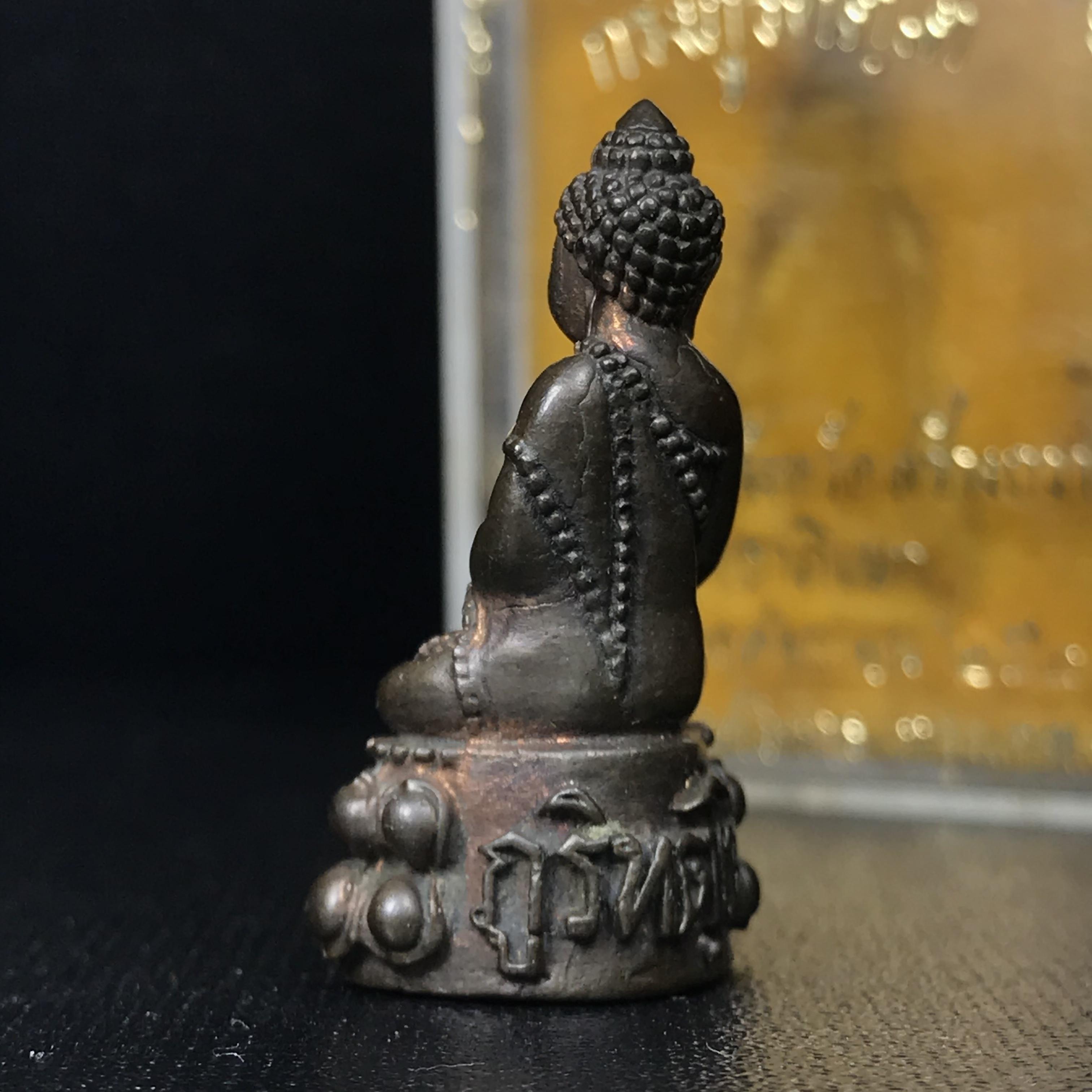 พระกริ่งภูริทัตโต (หลวงปู่มั่น ภูริทัตโต) เนื้อนวโลหะ ปี 2520 สุดยอดพระเกจิสายวิปัสสนากรรมฐานปลุกเสก (สมเด็จพระญาณสังวรเป็นประธานเททอง)(สภาพสวยครบกล่องเดิม)